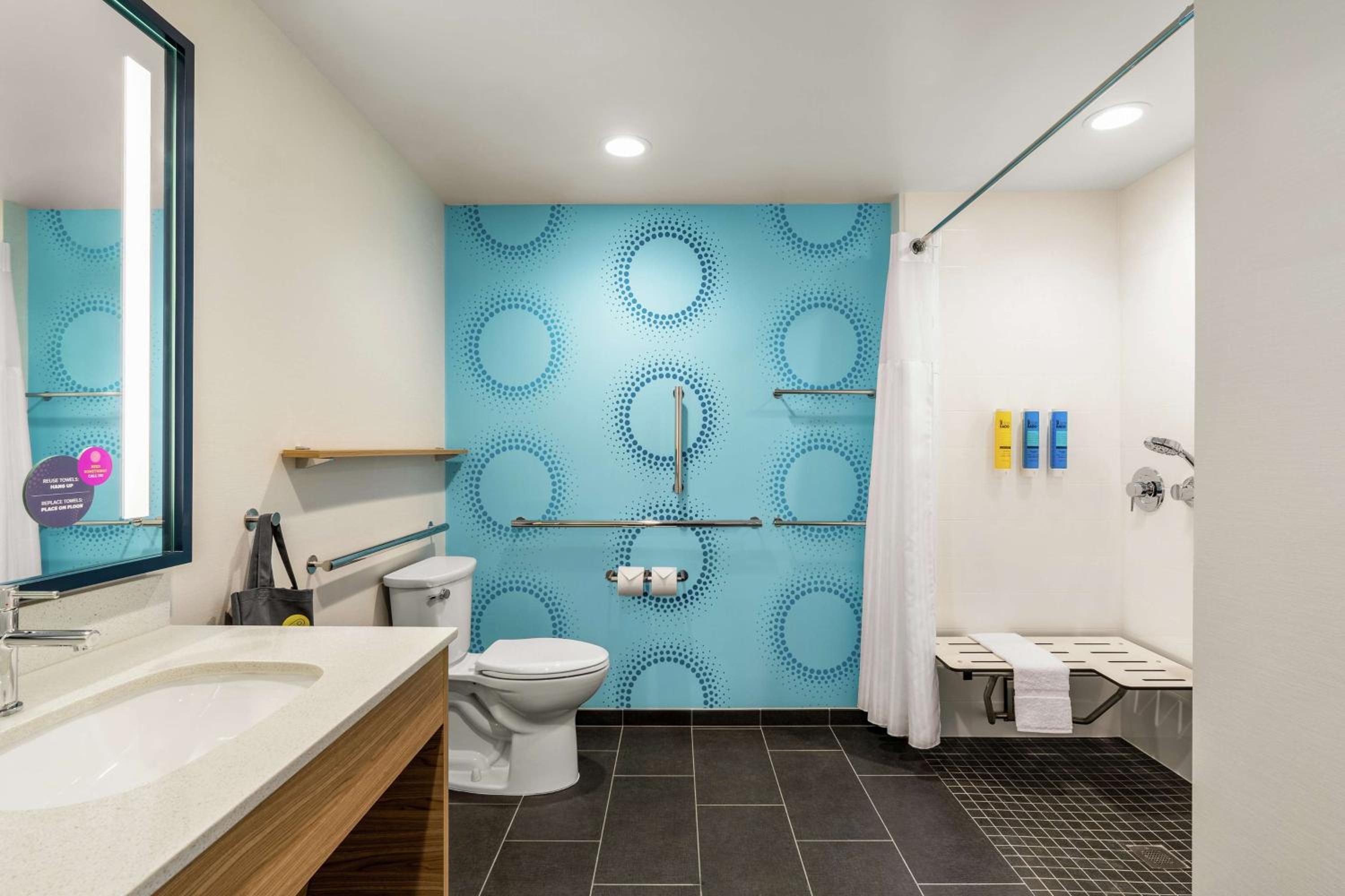 Queen Room with Two Queen Beds and Roll-In Shower - Mobility Access photo 2