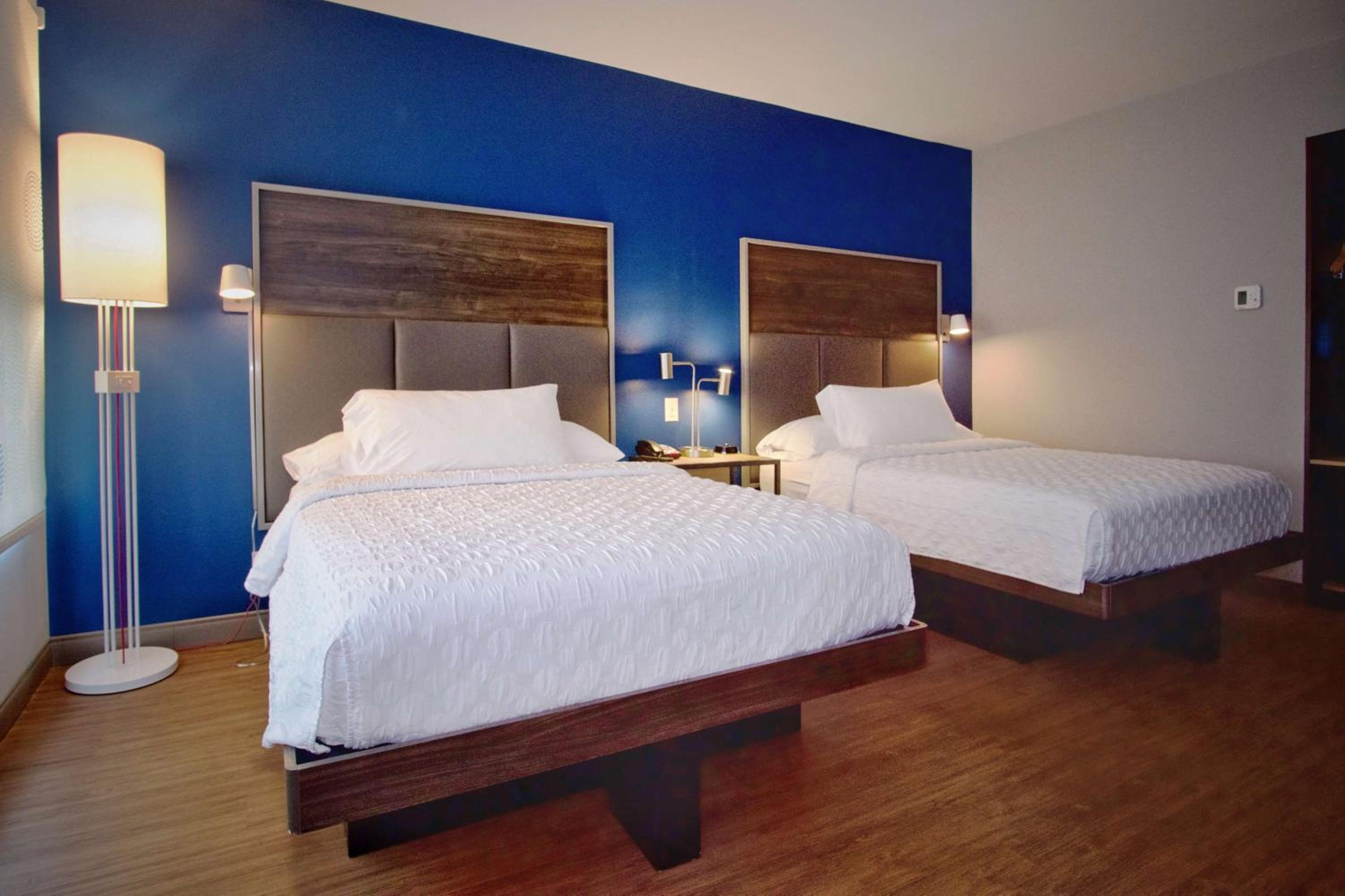 Queen Room with Two Queen Beds - Photo 2