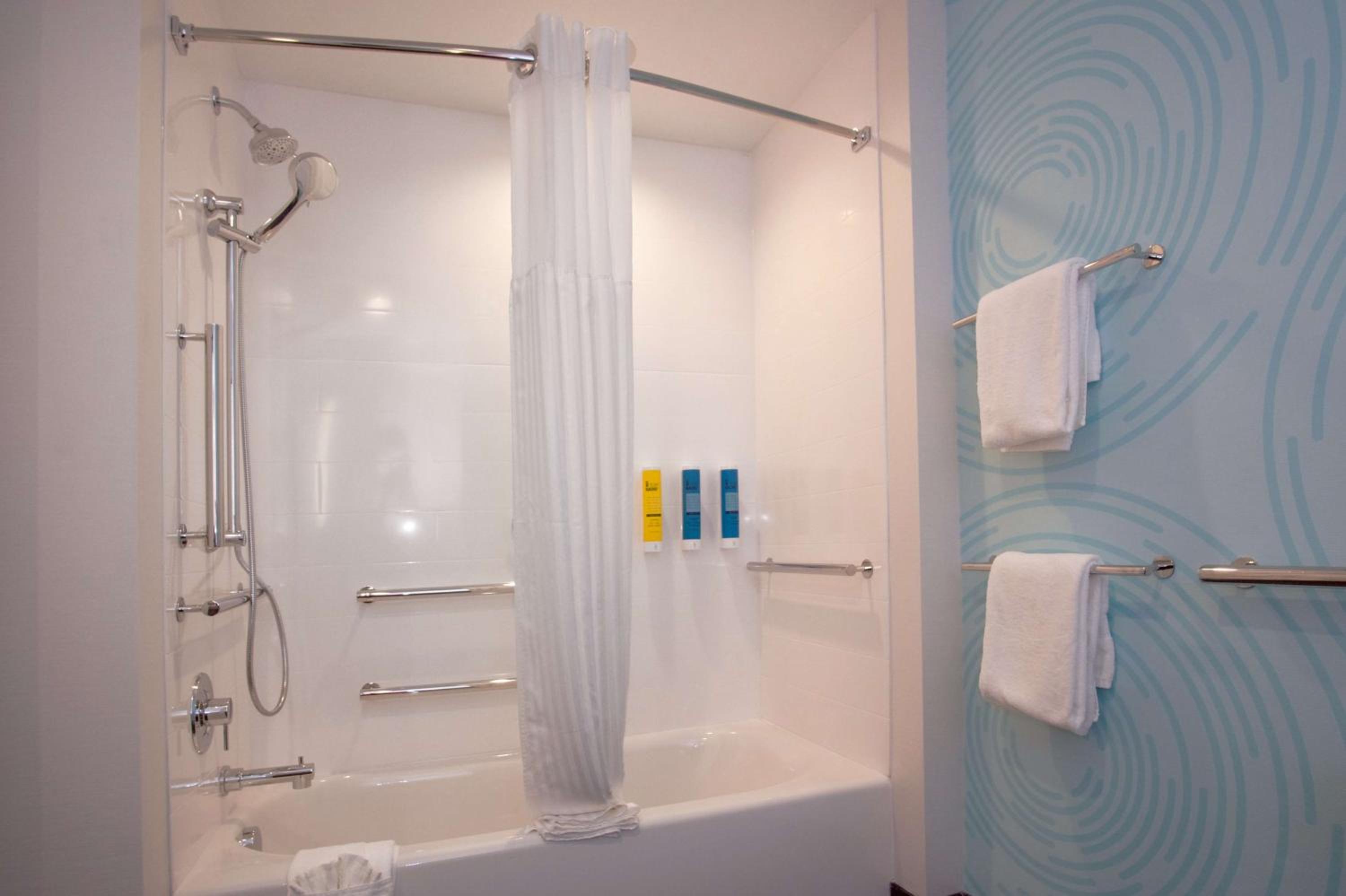 King Room with Bath Tub - Mobility and Hearing Access - Photo 4