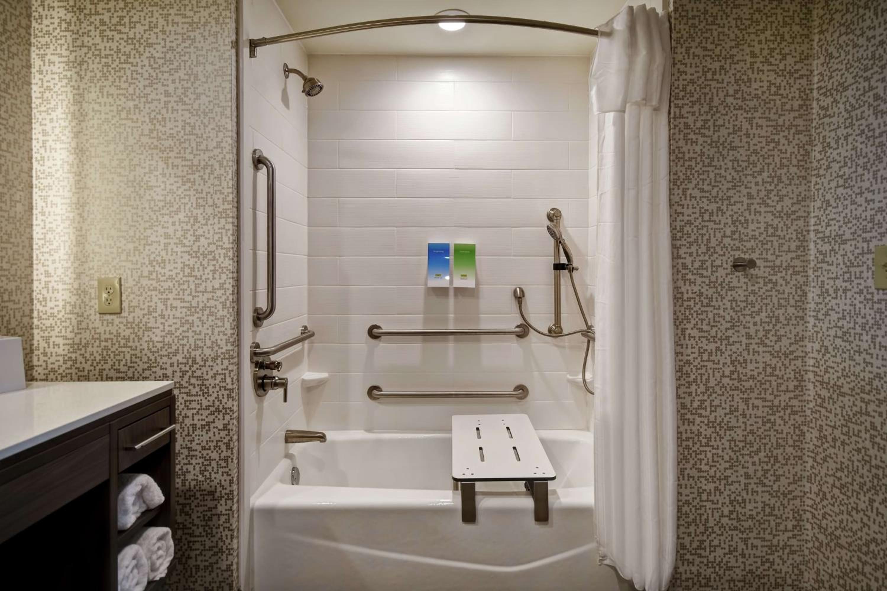 King Suite with Bath Tub - Mobility Access/Non-Smoking - Photo 5