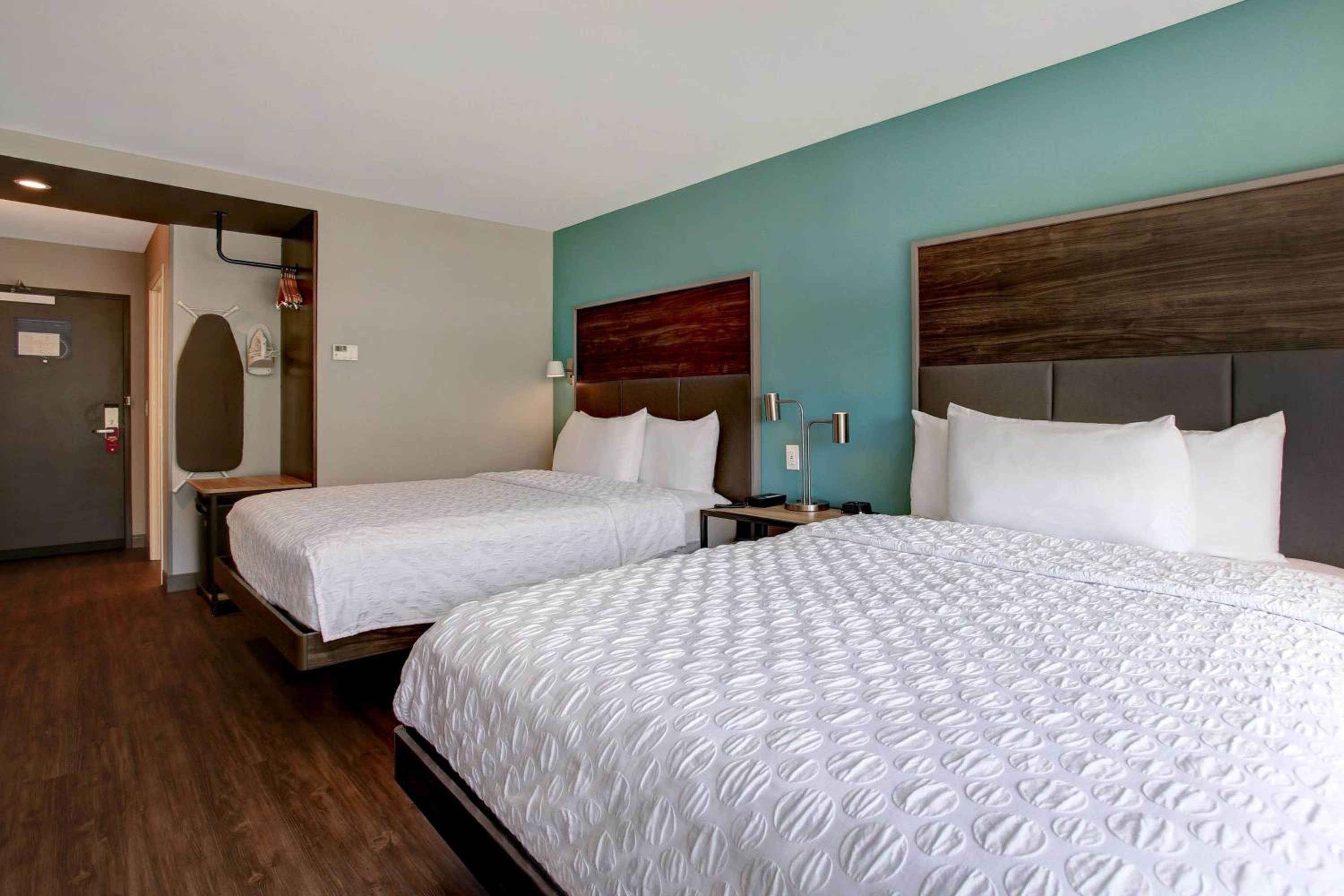 Queen Room with Two Queen Beds photo 3