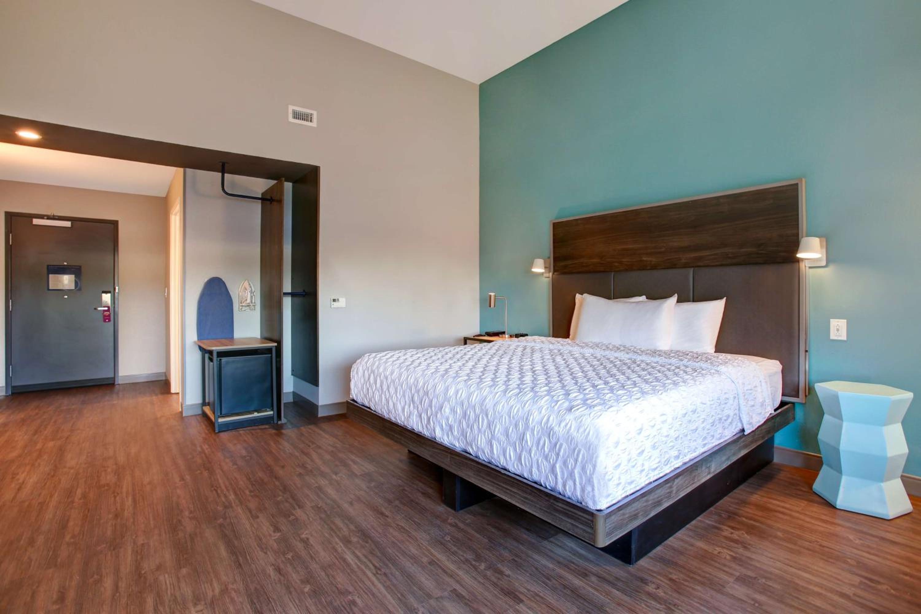 King Room with Bath Tub - Mobility and Hearing Access photo 3