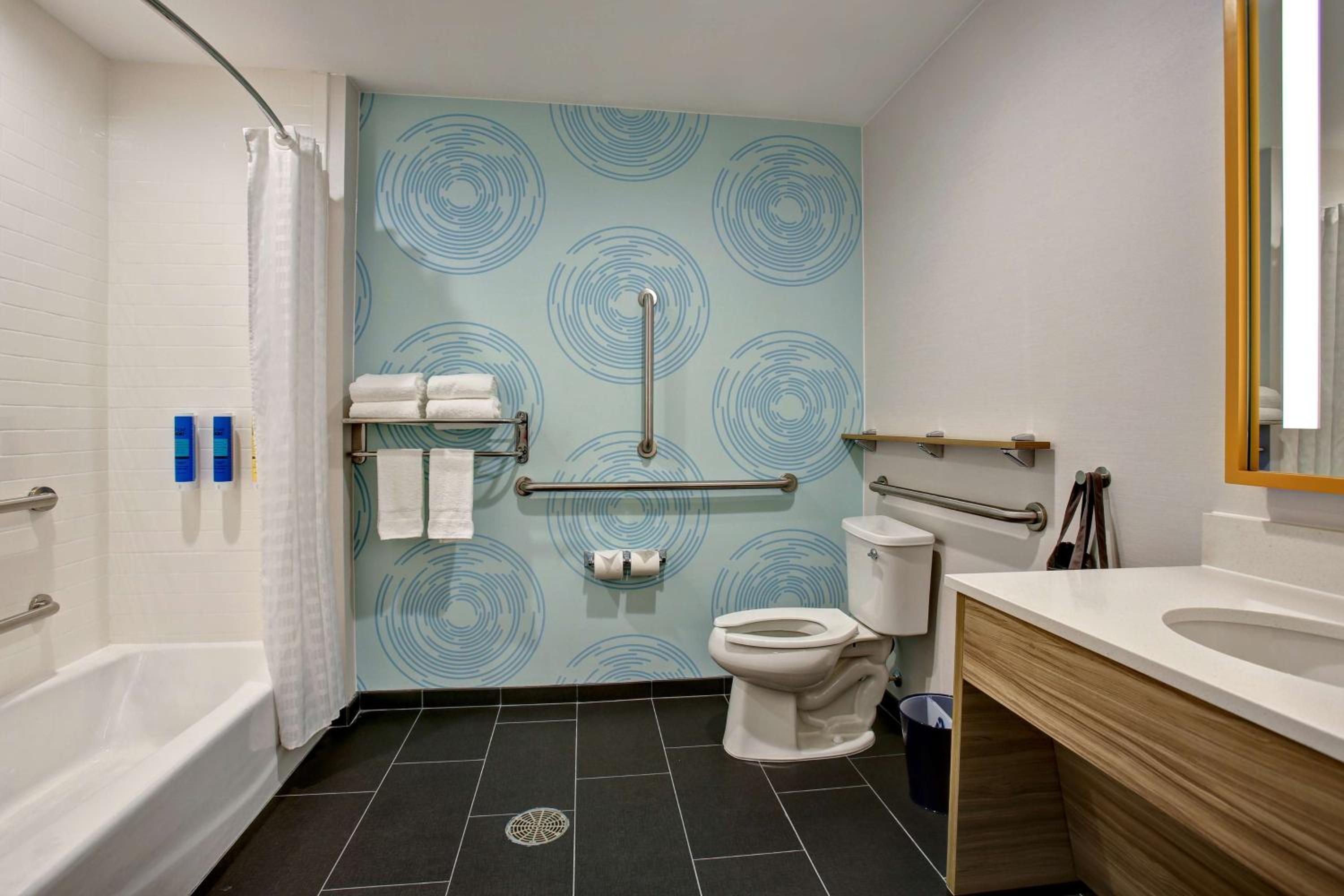 King Room with Bath Tub - Mobility and Hearing Access photo 3