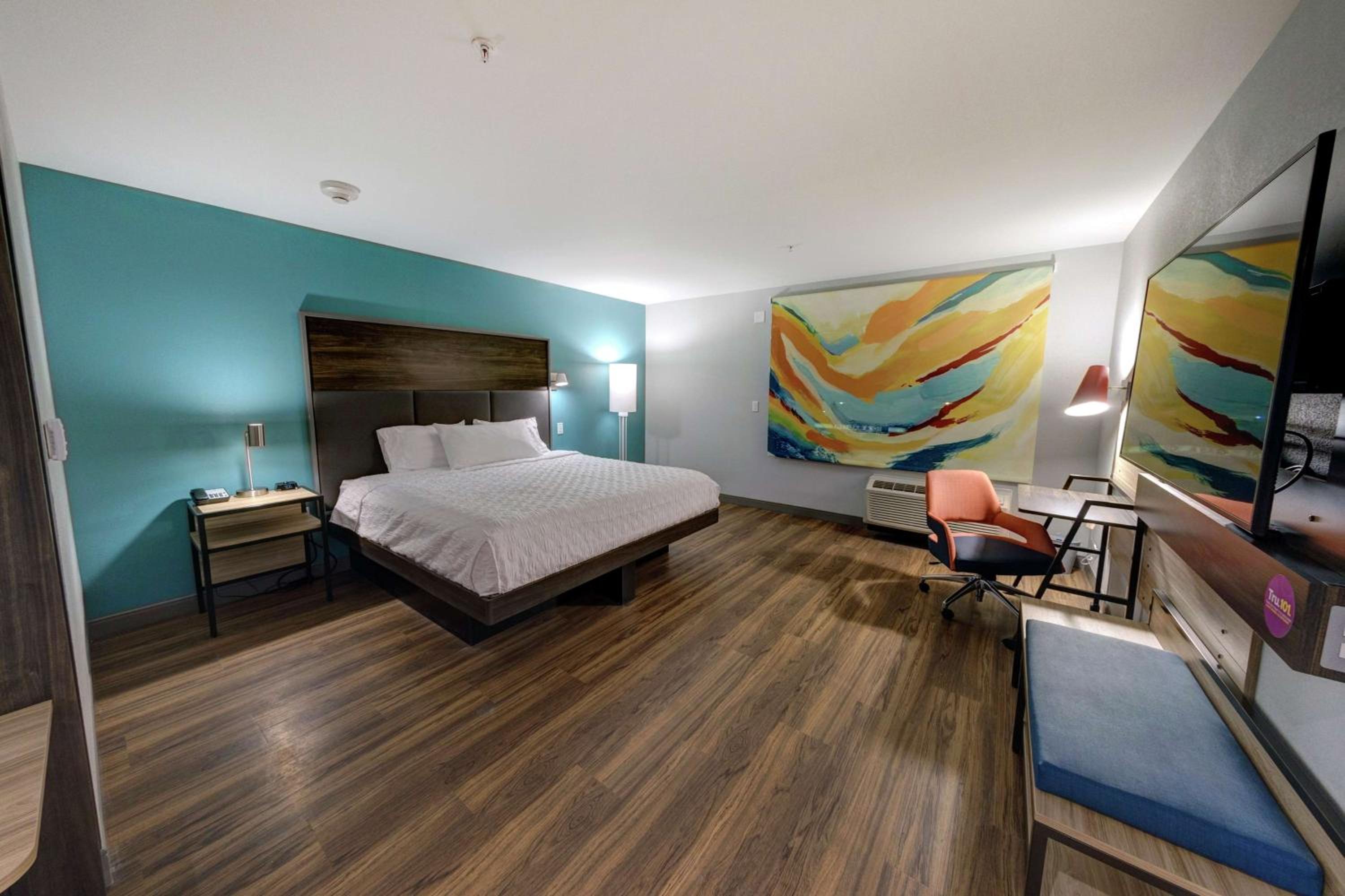 King Room with Roll-In Shower - Mobility Access - Photo 1