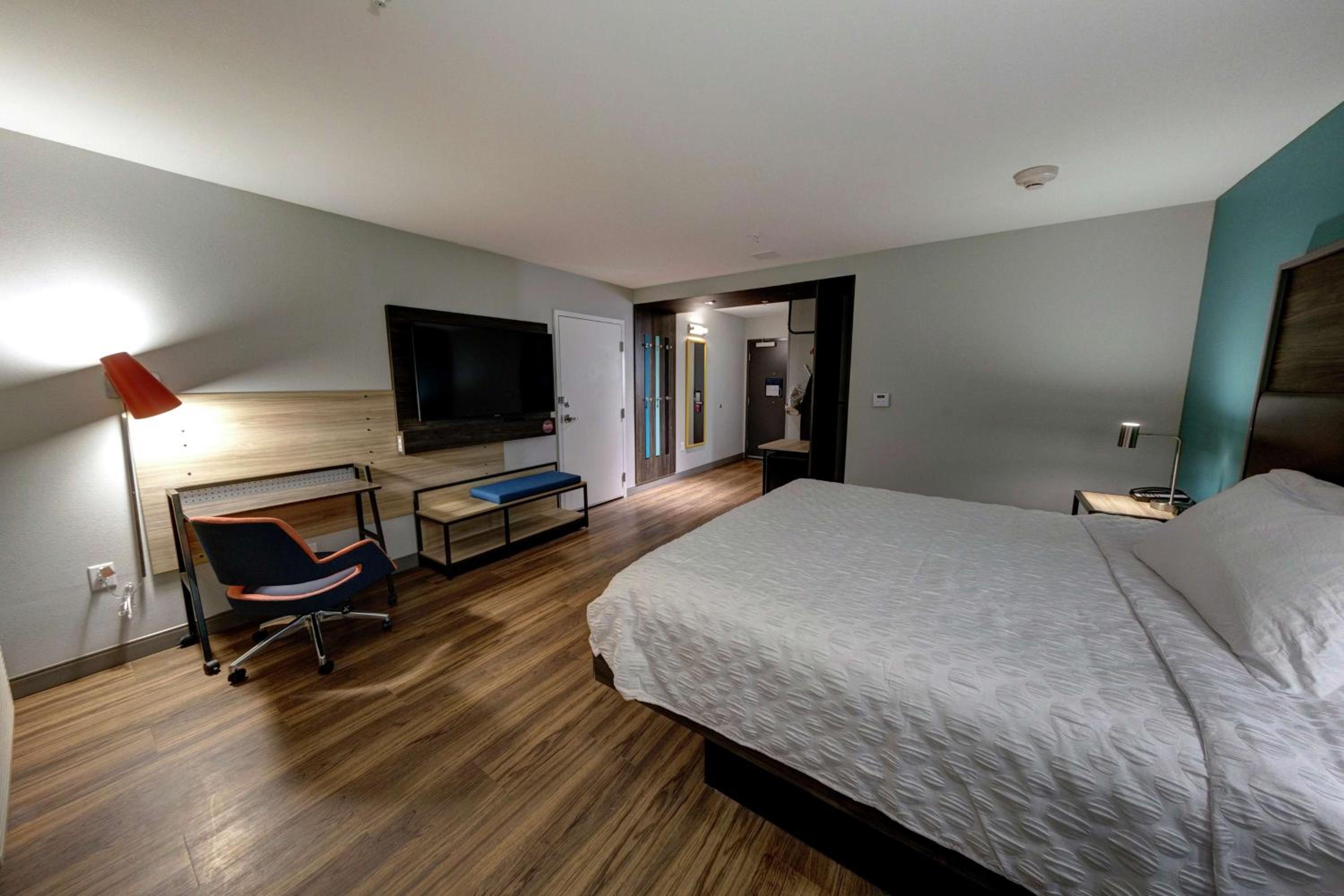 King Room with Roll-In Shower - Mobility Access - Photo 2