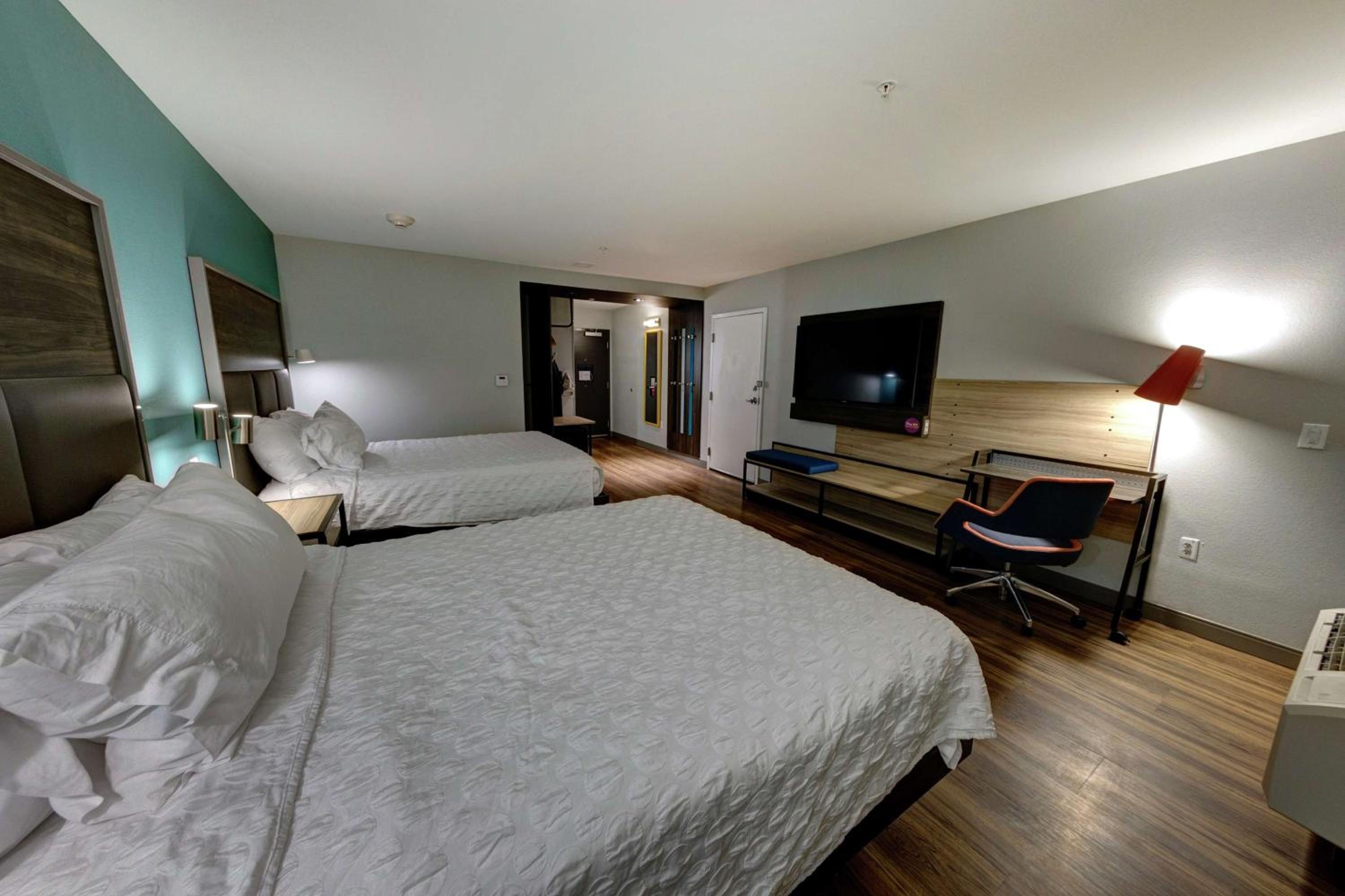 Queen Room with Two Queen Beds and Roll-In Shower - Mobility Access - Photo 2