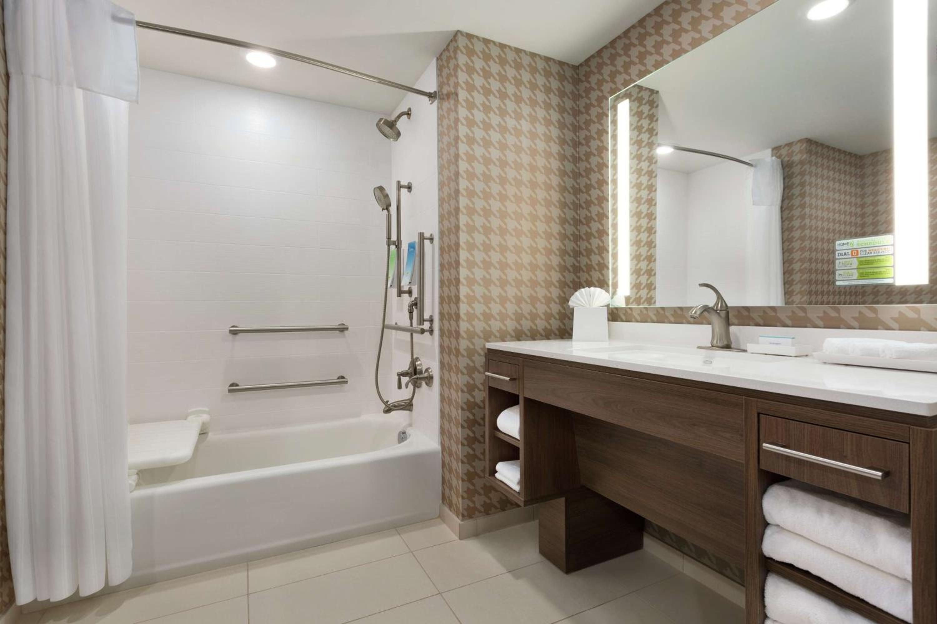 Studio, 2 Queen Beds, Accessible, Bathtub