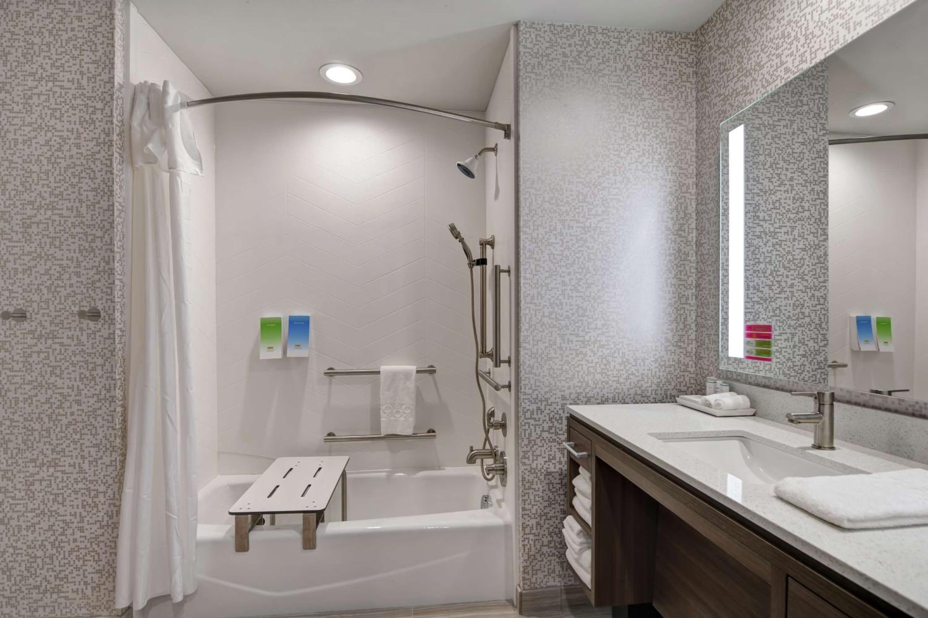 King Studio - Mobility Accessible/Non-Smoking - Photo 4