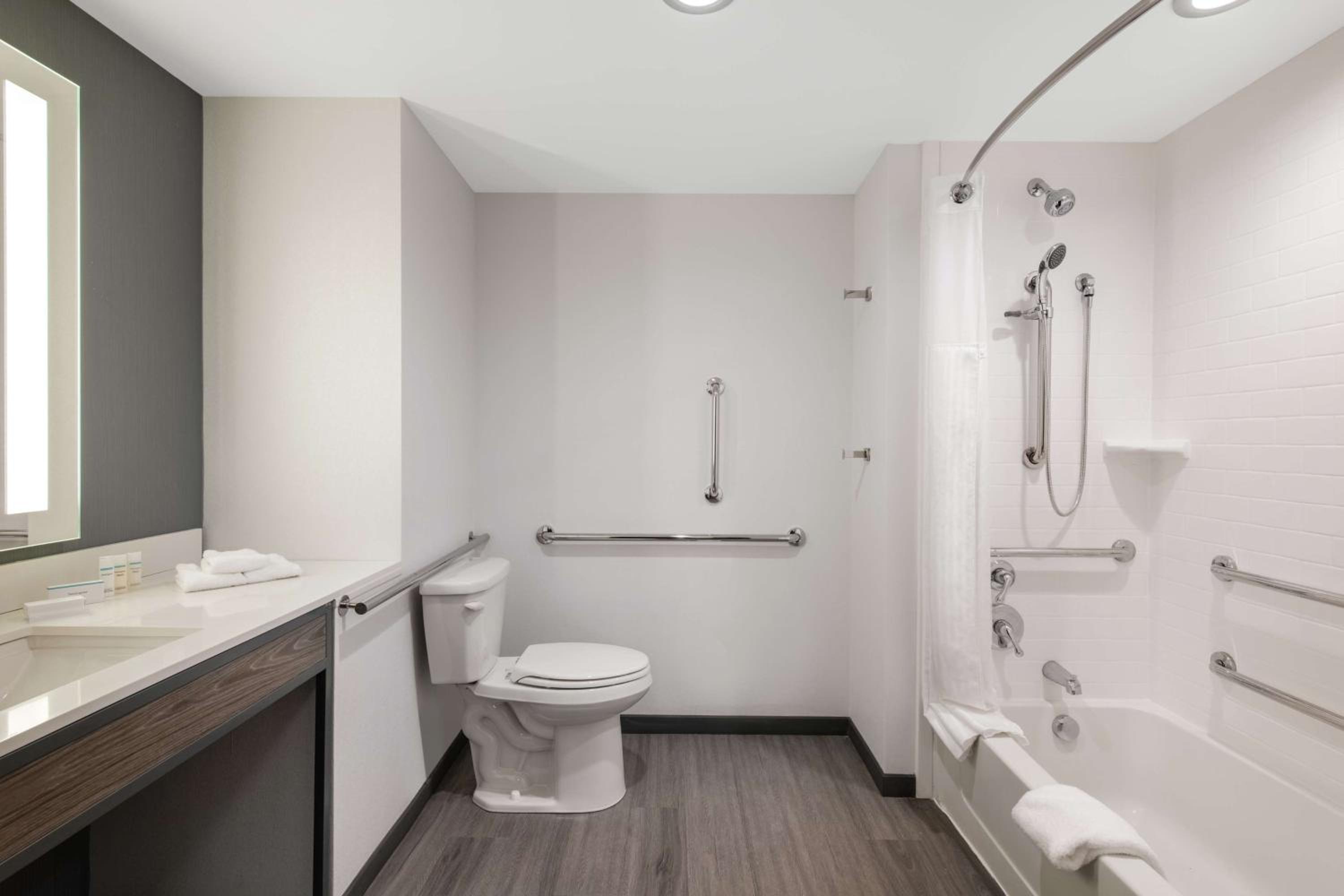 King Room with Accessible Tub - Mobility Access - Photo 3