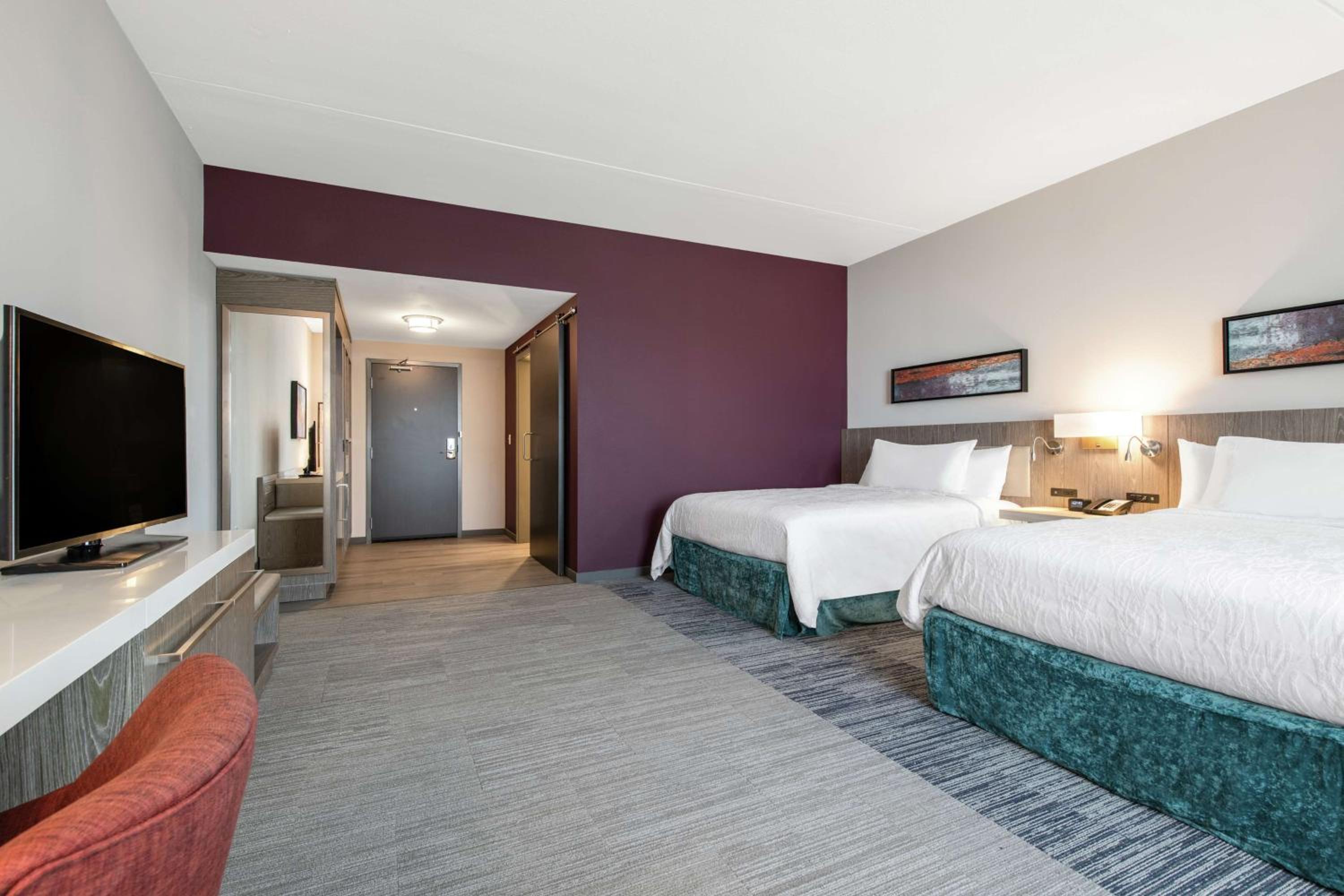 Queen Room with Two Queen Beds - Photo 7