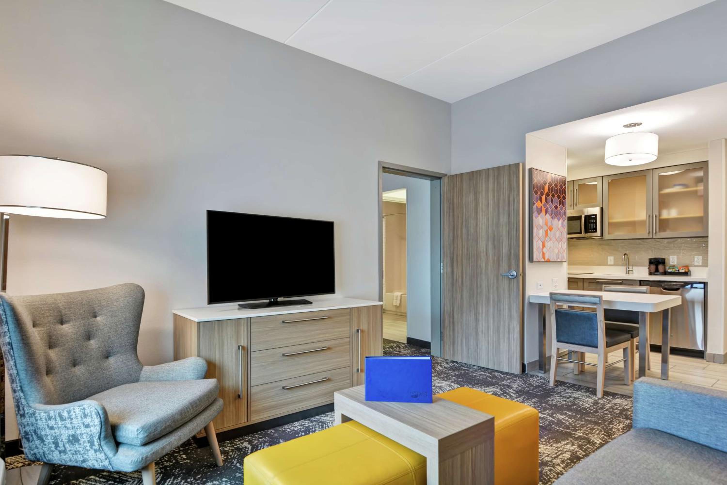 King Suite - Hearing Access/Non-Smoking - Photo 3
