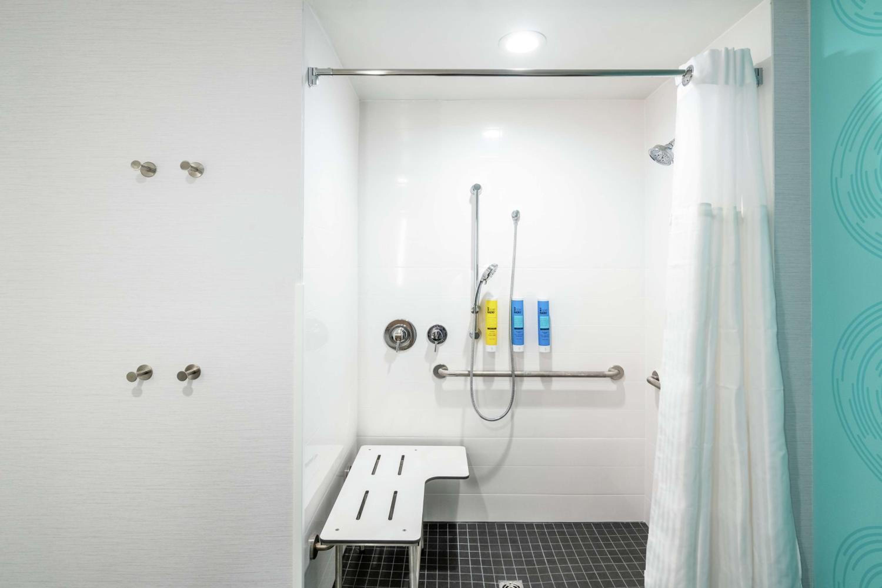 King Room with Roll-In Shower - Mobility Access - Photo 2