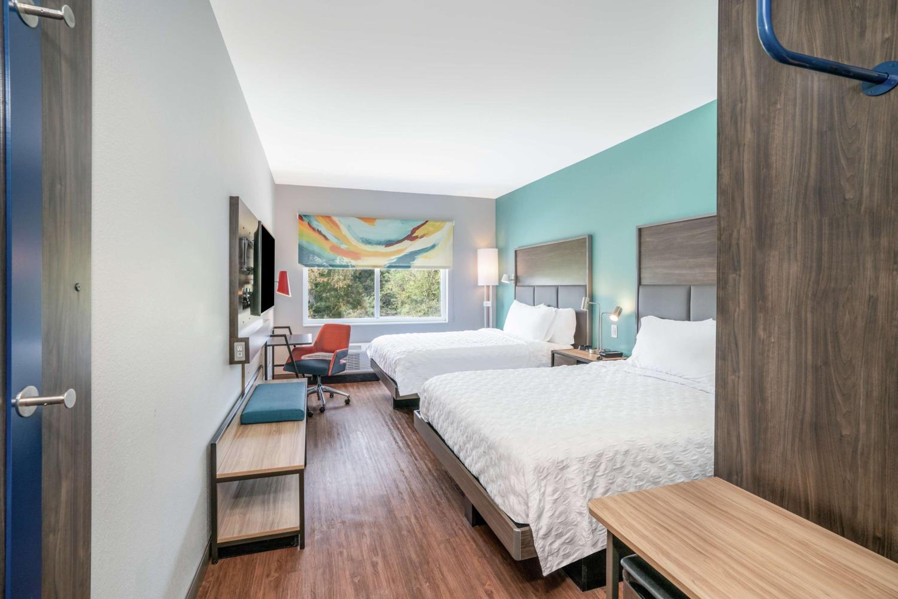 Queen Room with Two Queen Beds - Photo 3