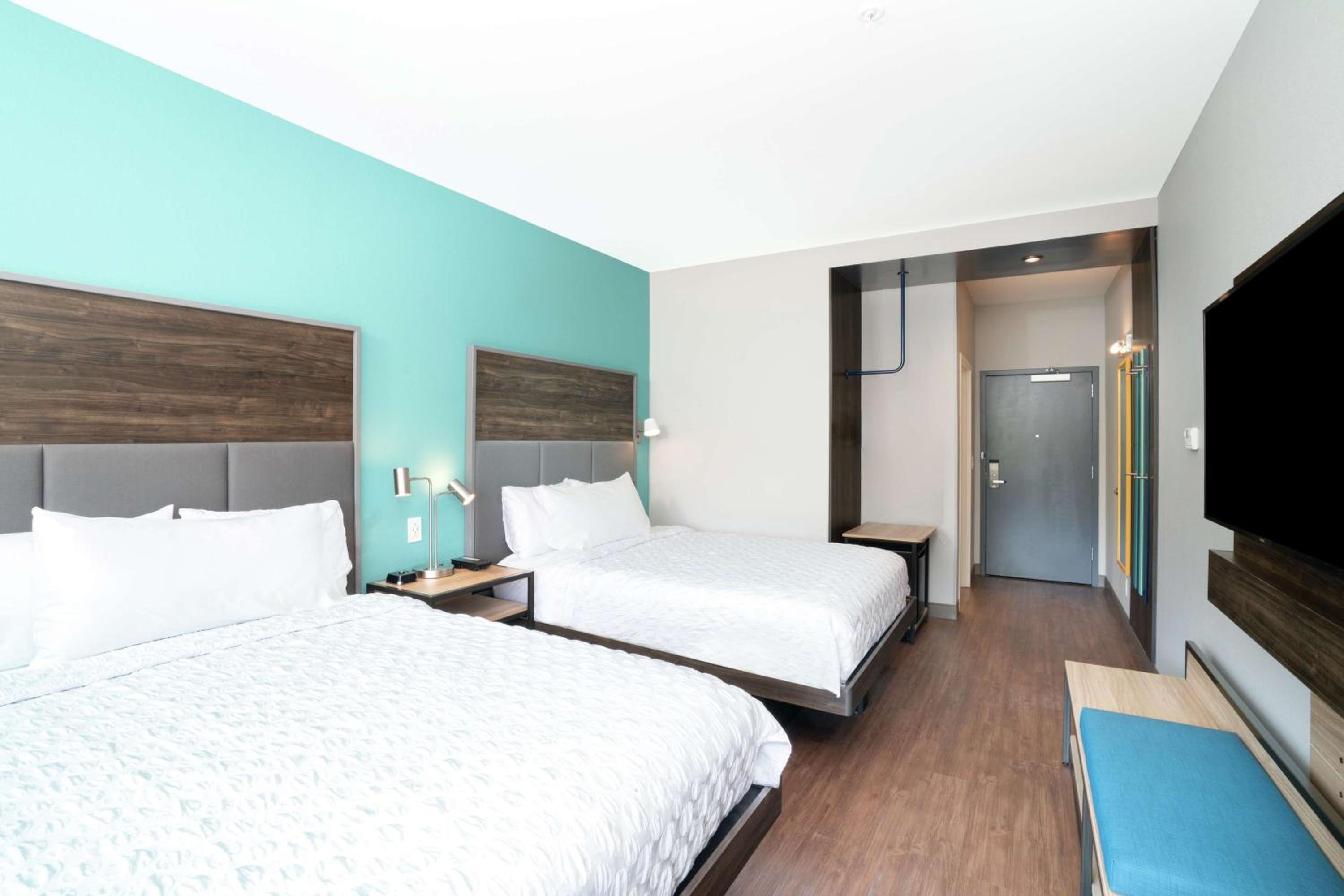 Queen Room with Two Queen Beds - Photo 4