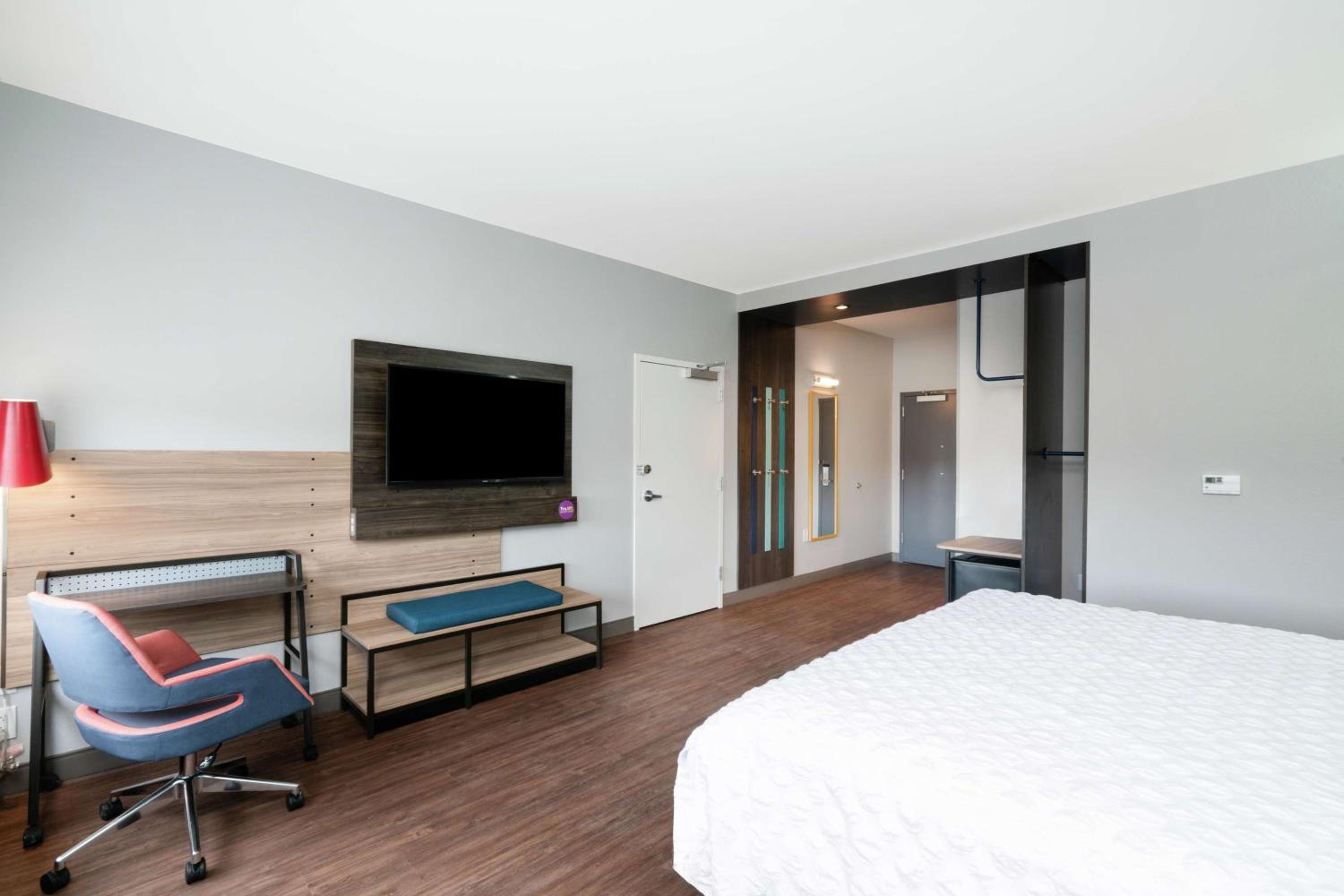 King Room with Roll-In Shower - Mobility Access - Photo 1