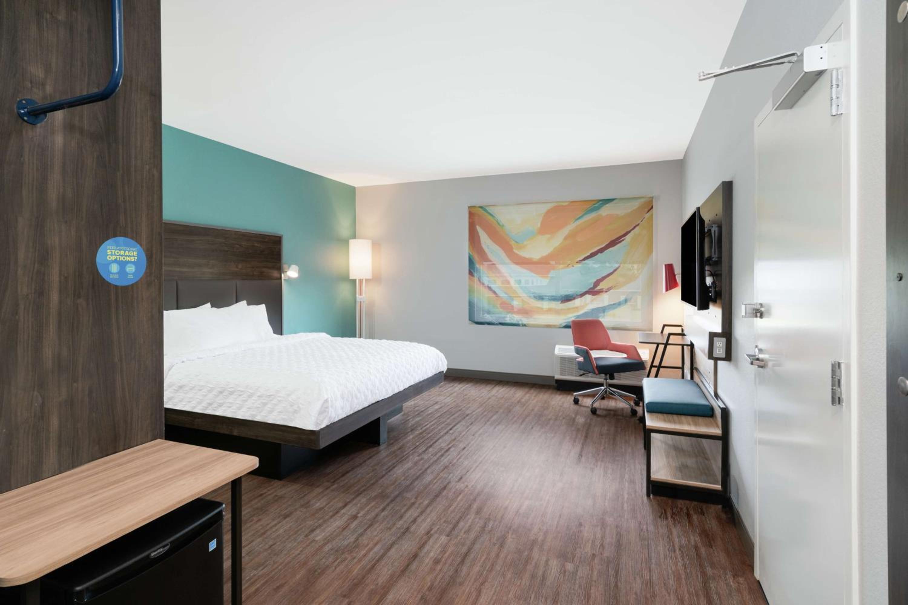 King Room with Roll-In Shower - Mobility Access - Photo 3