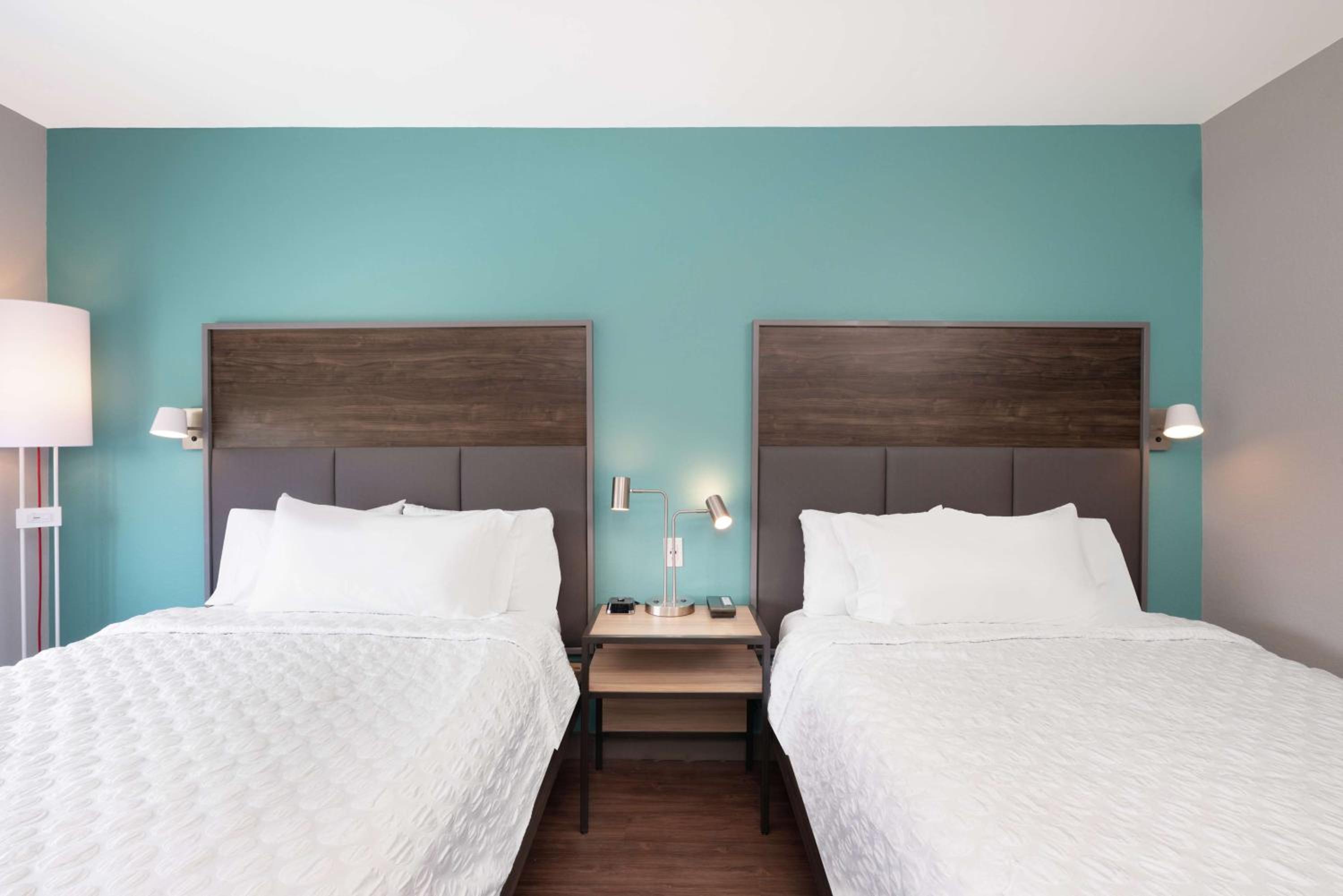 Queen Room with Two Queen Beds - Photo 2