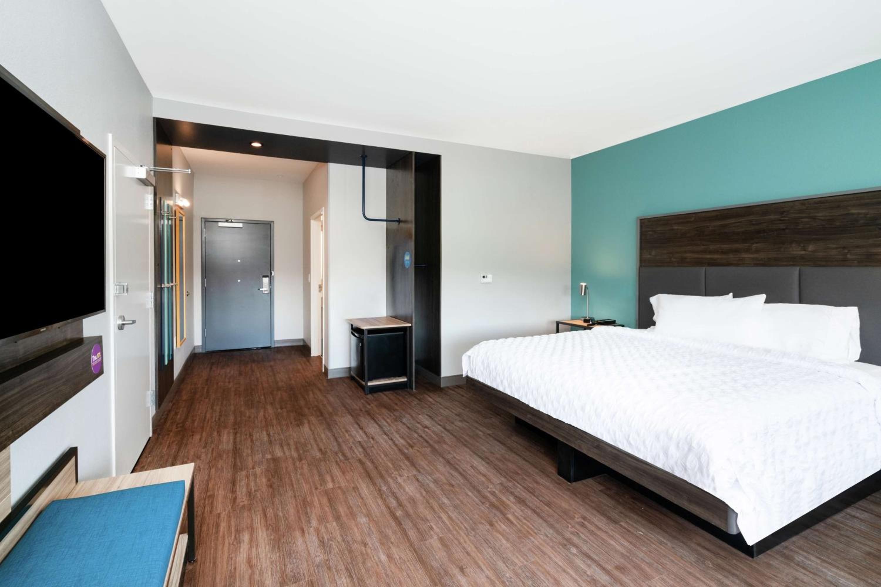 King Room with Roll-In Shower - Mobility Access - Photo 4