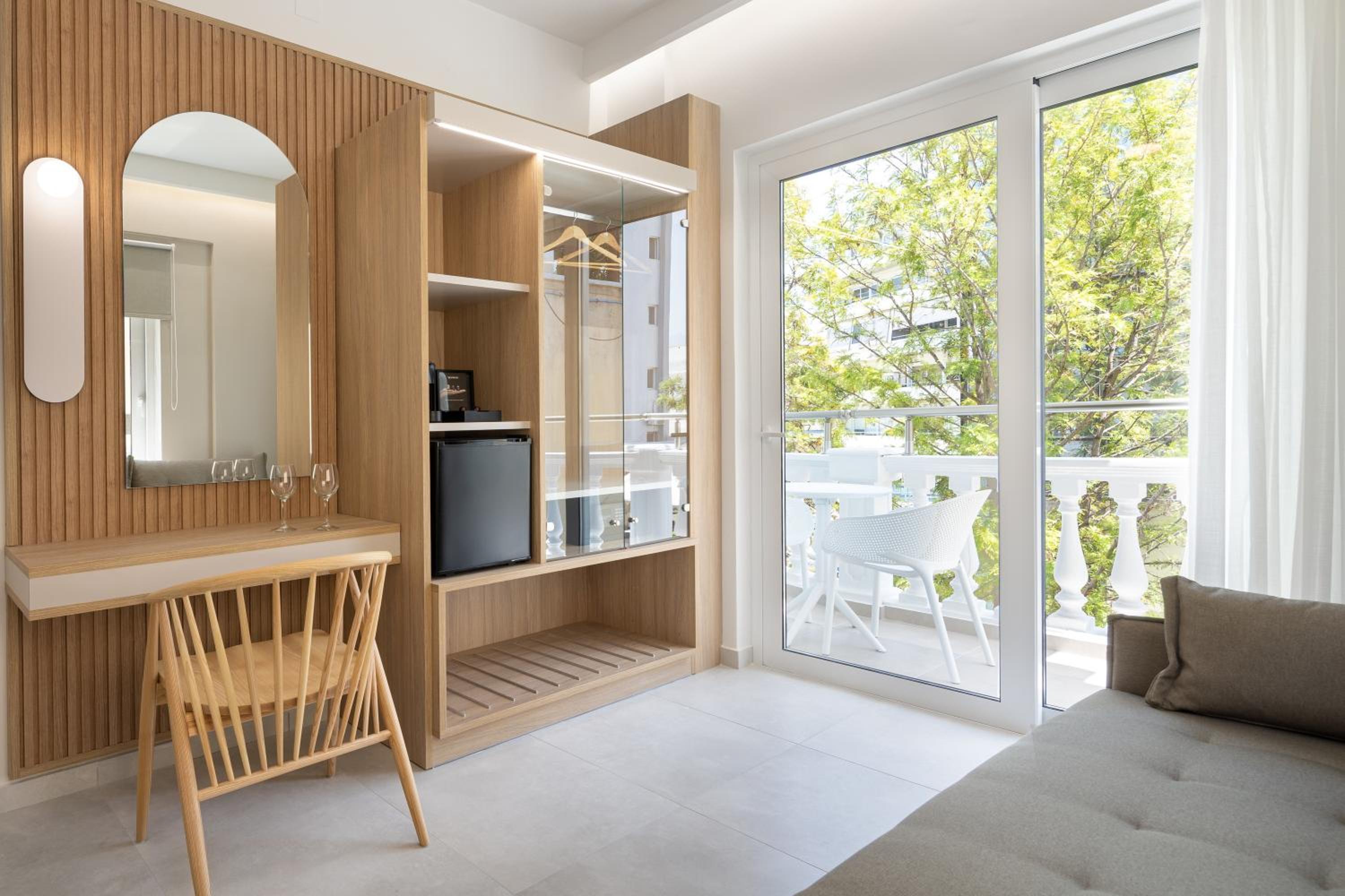 Deluxe Double or Twin Room with Balcony thumbnail 5