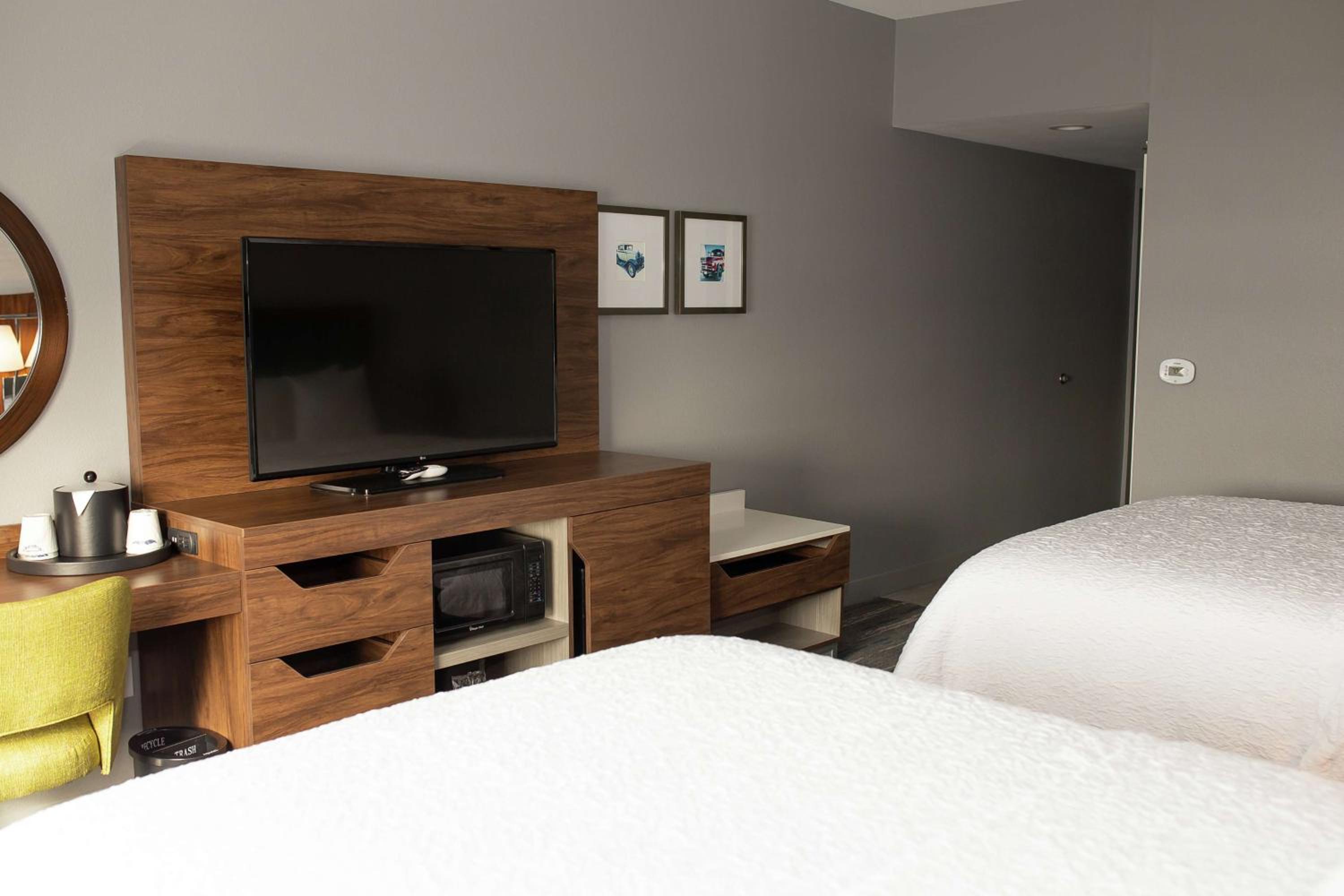 Queen Room with Two Queen Beds - Photo 4