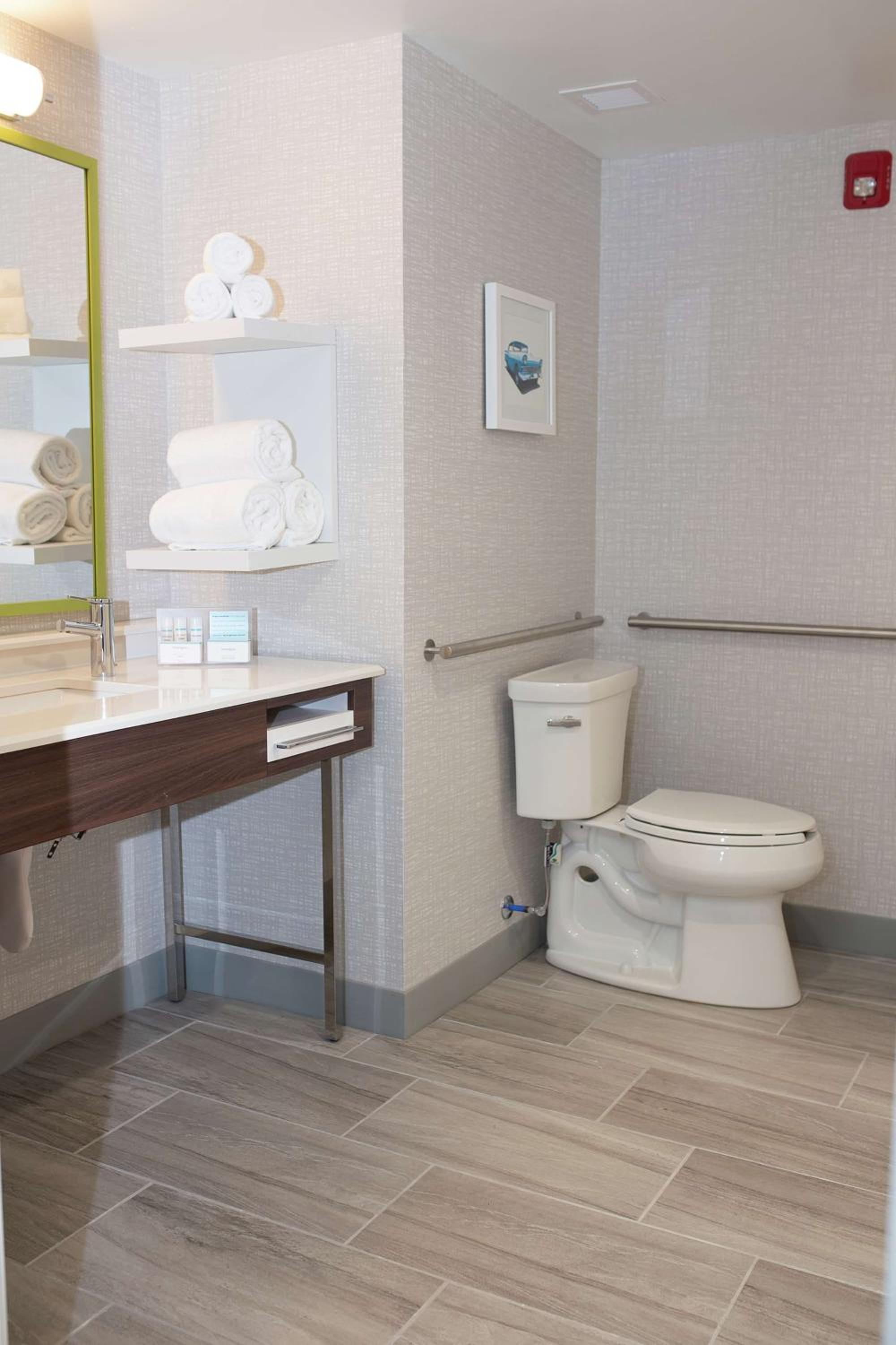 Queen Room with Bath Tub - Mobility Access/Non-Smoking - Photo 5