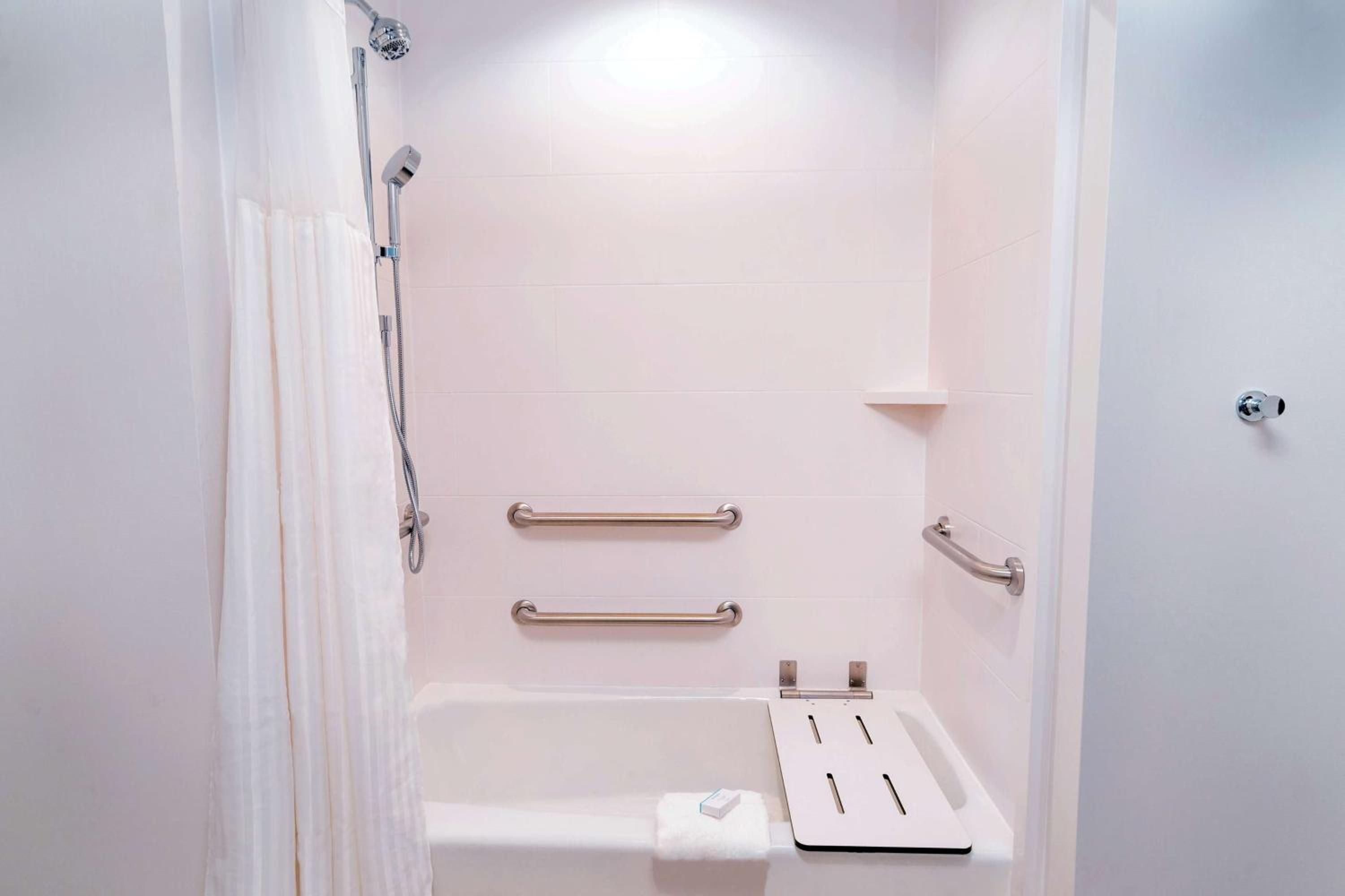 King Room with Accessible Tub - Mobility Access - Photo 2