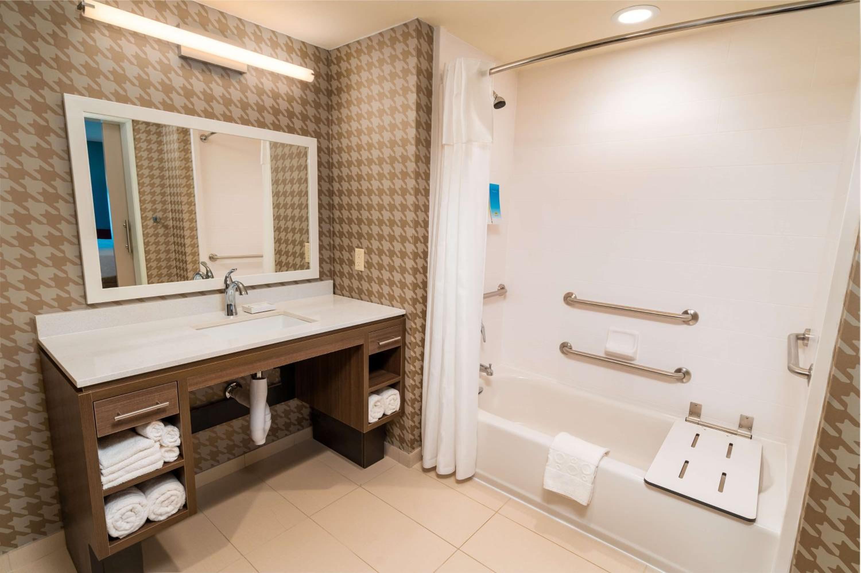 King Suite - Mobility Access/Non-Smoking - Photo 4
