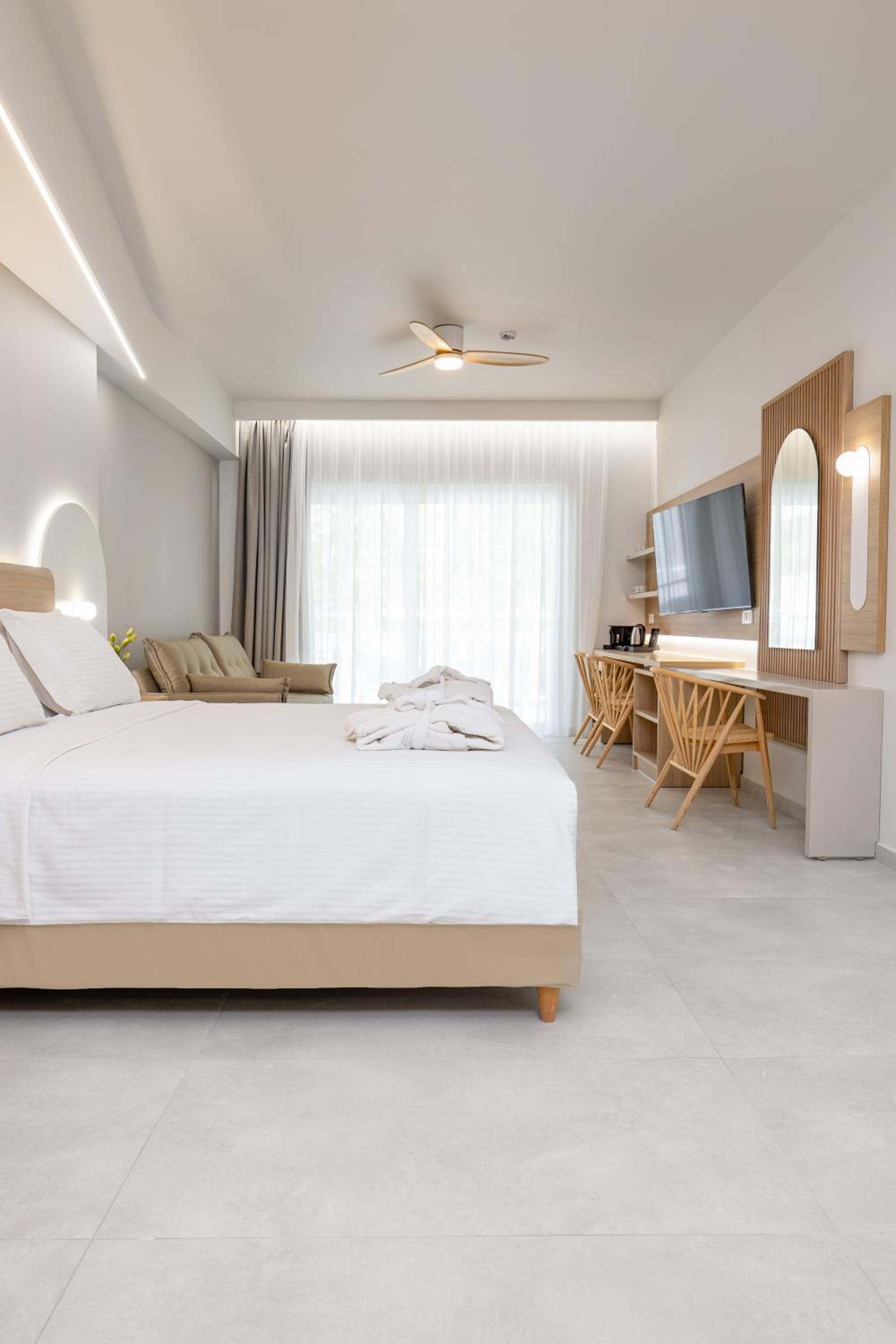 Junior Suite with Balcony - Photo 9