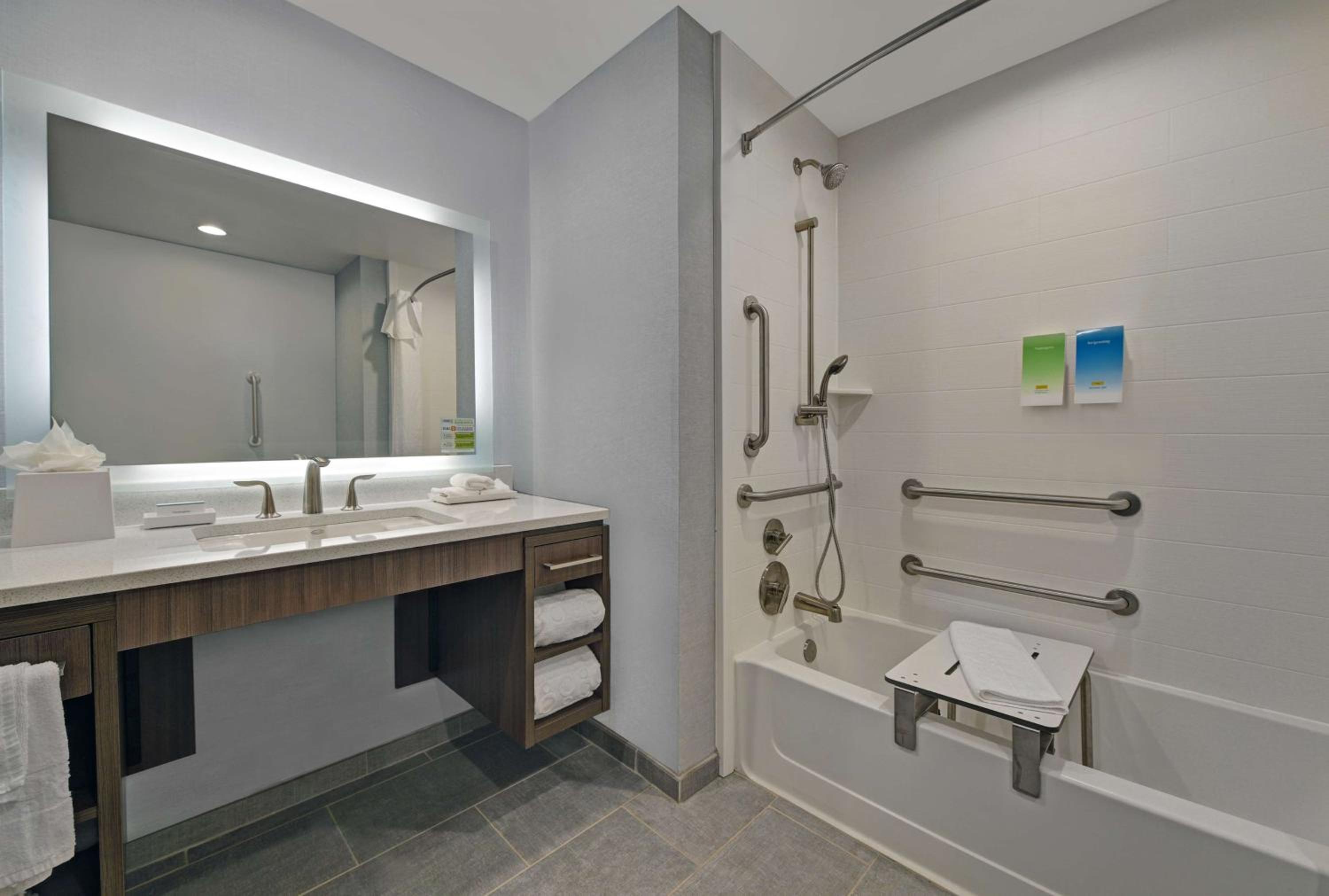 King Suite - Mobility Access/Non-Smoking - Photo 3