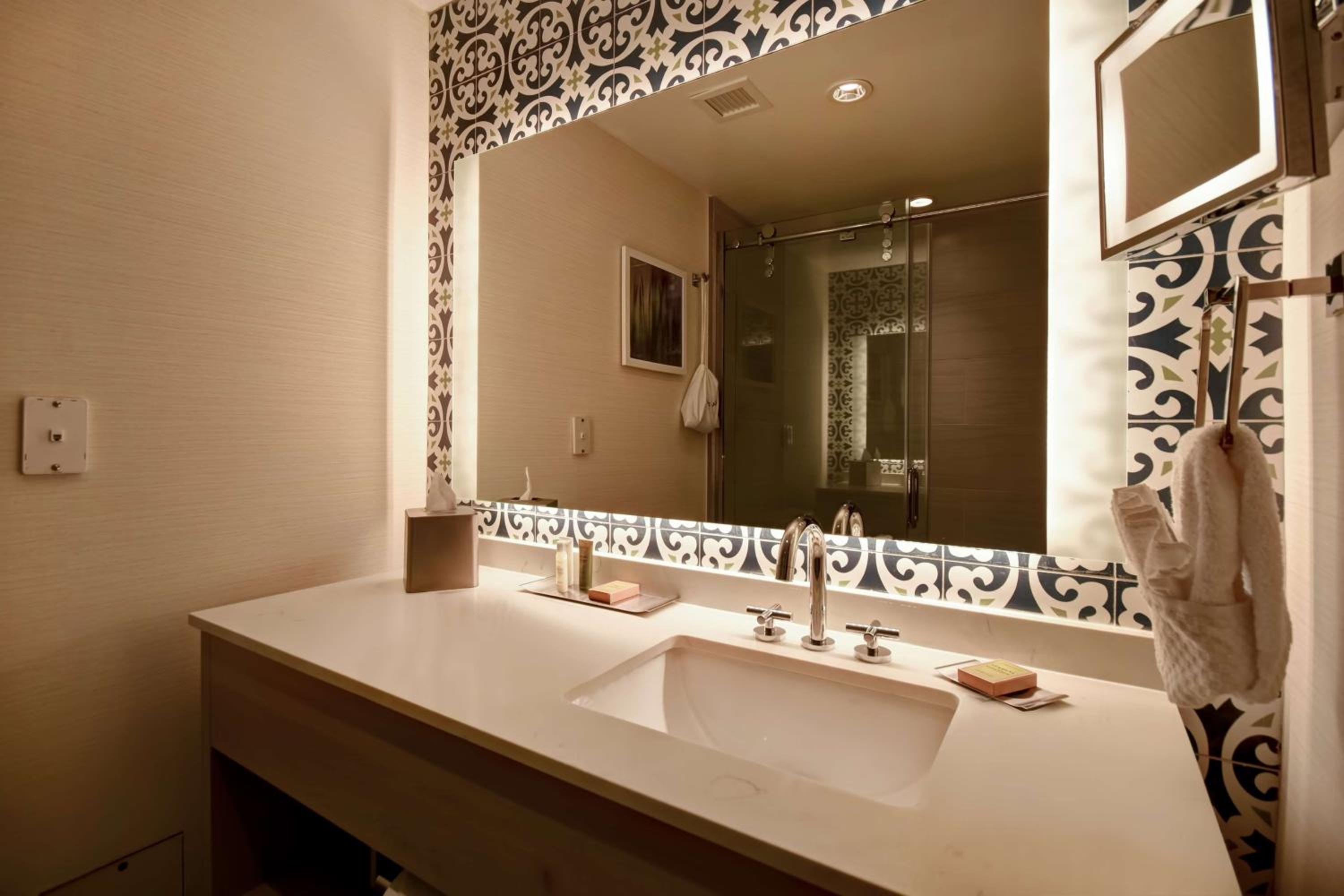 King Room with Balcony - Ocean Front - Photo 5