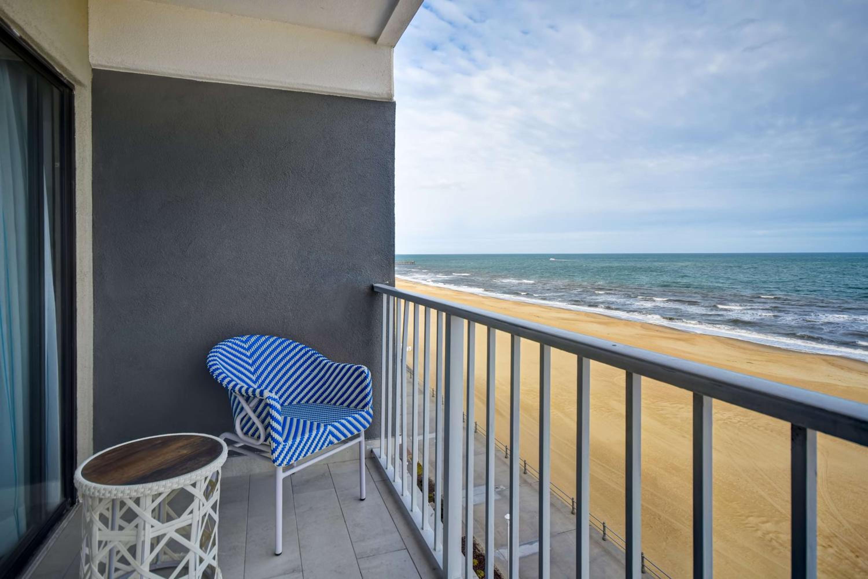 Double Room with Two Double Beds and Balcony - Ocean Front - Photo 3