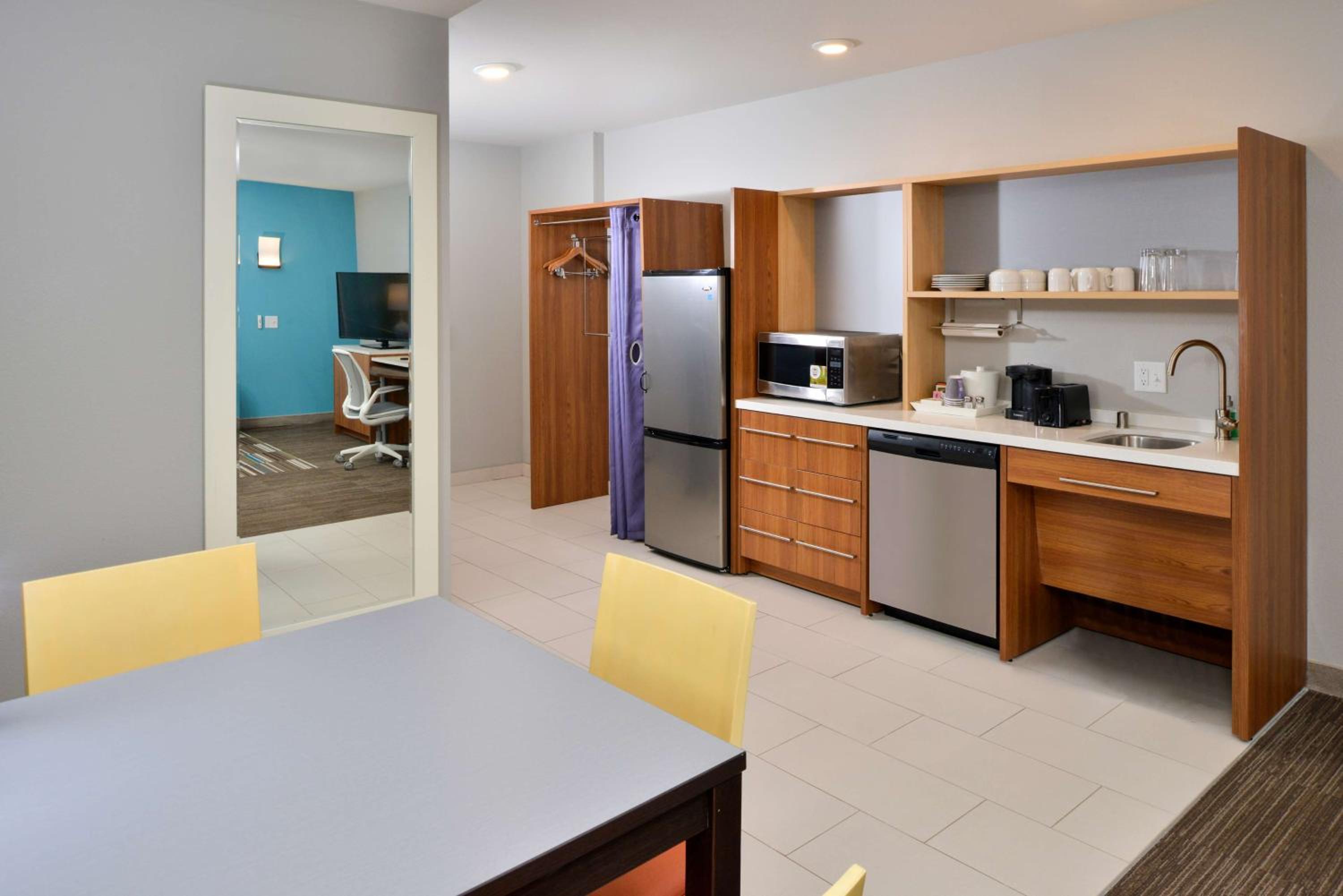 King Suite - Hearing Access/Non-Smoking - Photo 5