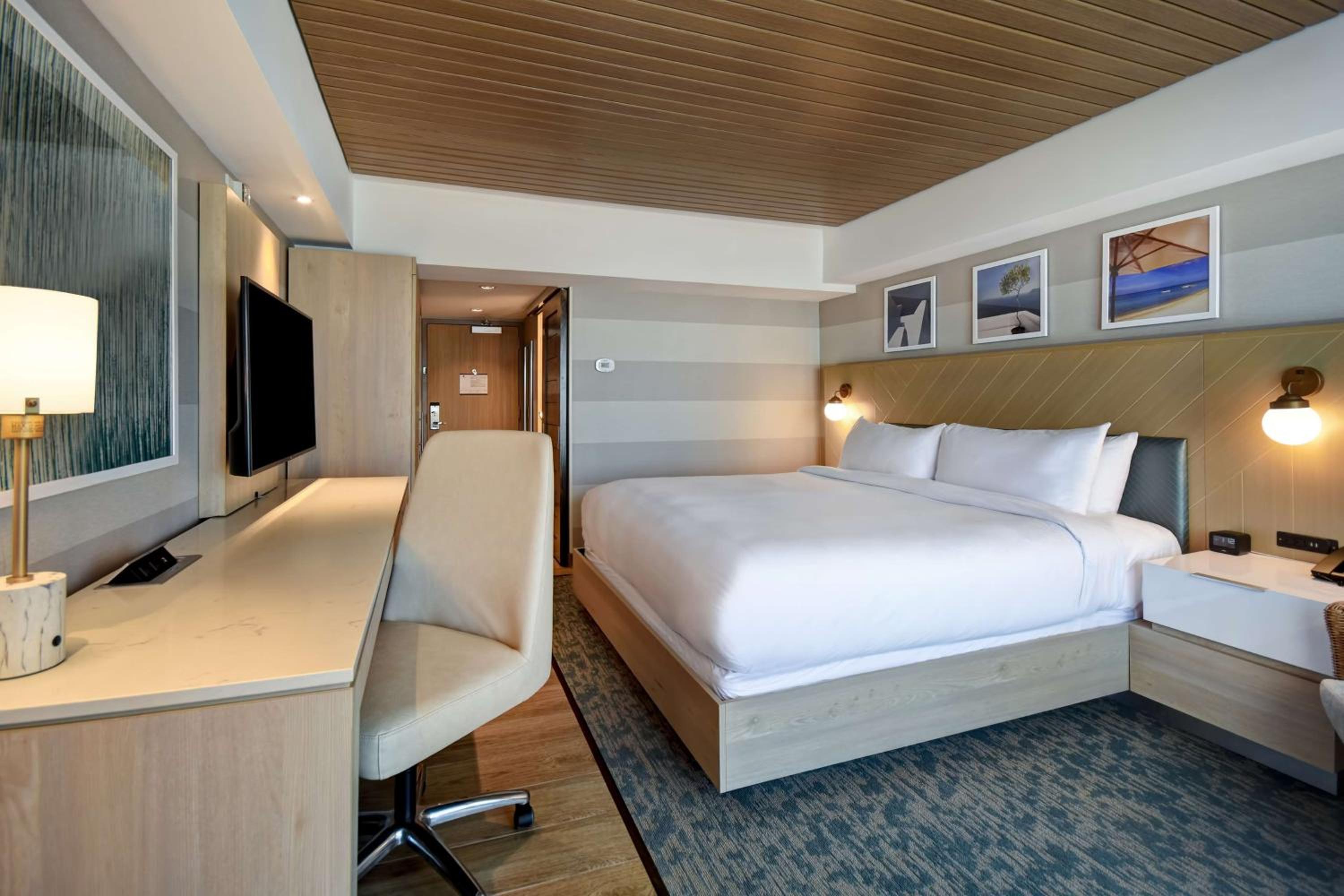 King Room with Balcony - Ocean Front - Photo 3