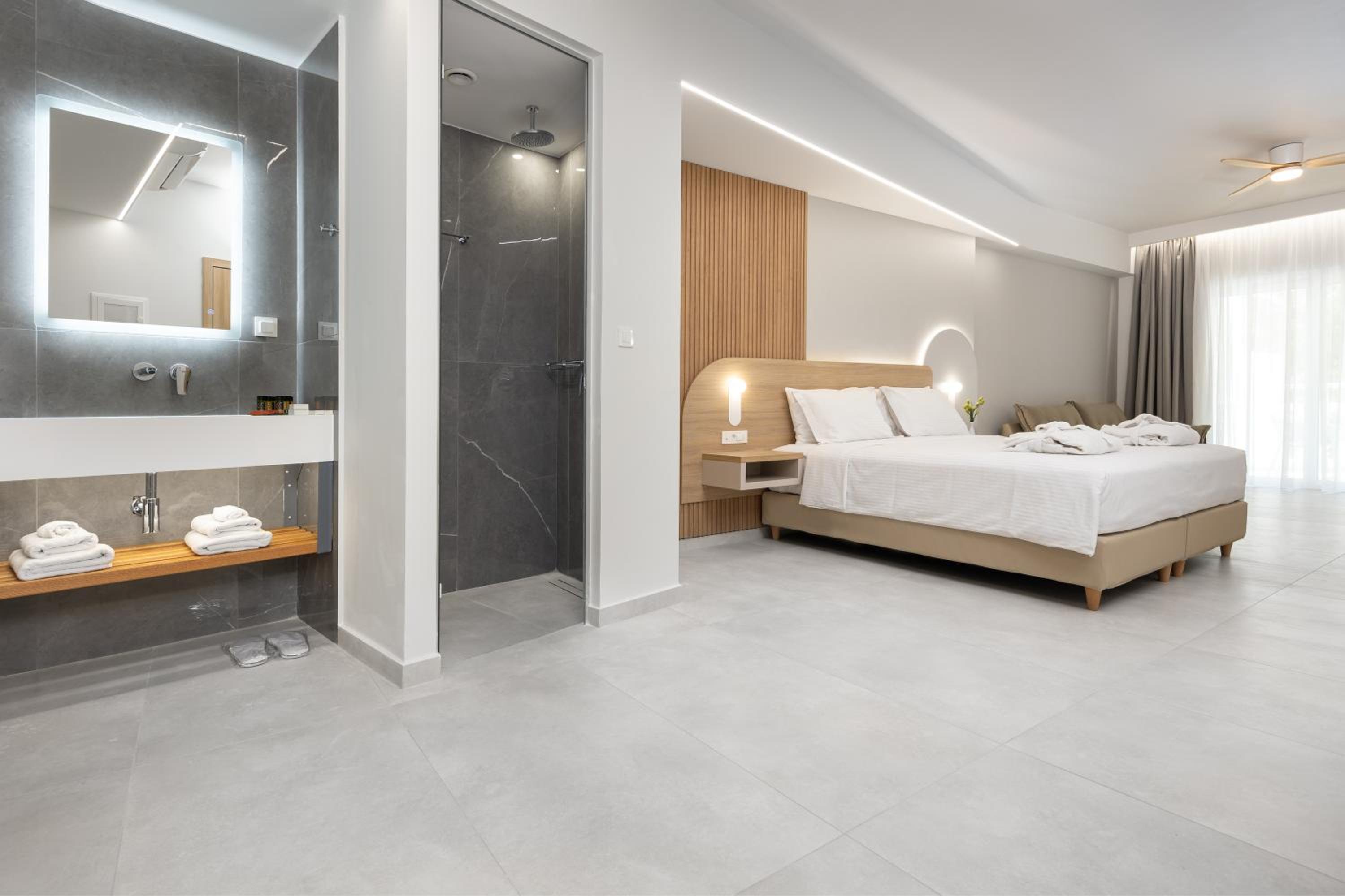 Junior Suite with Balcony - Photo 10