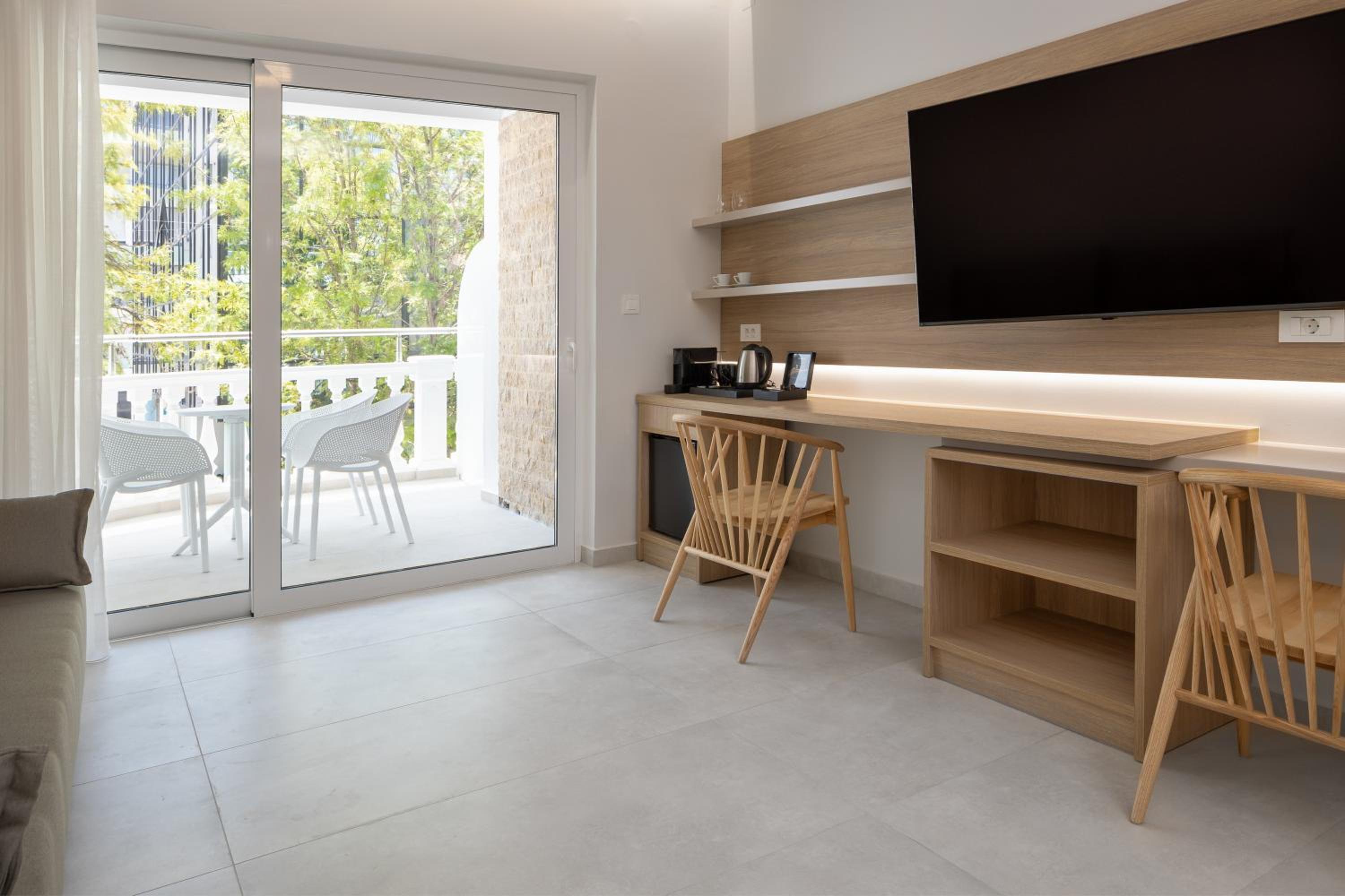 Junior Suite with Balcony - Photo 8