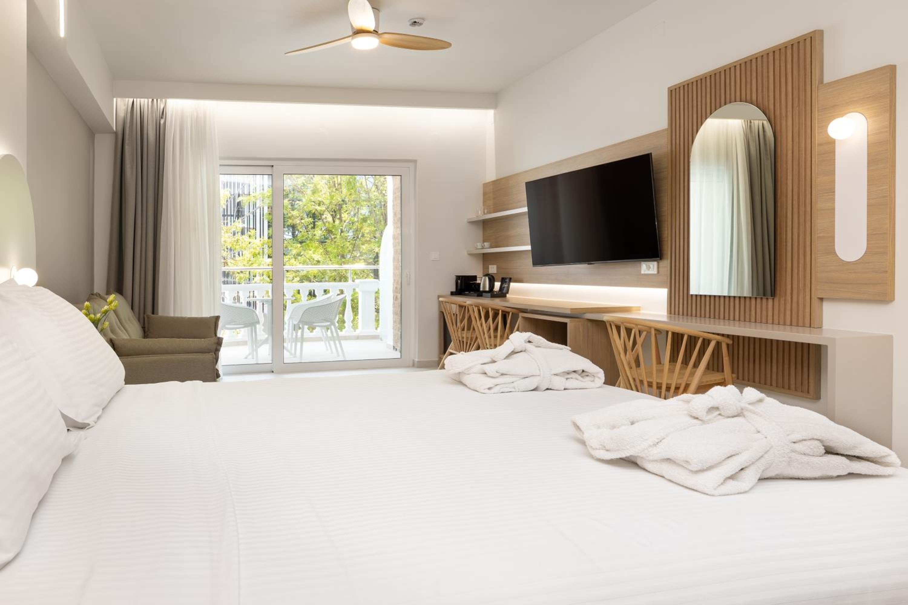 Junior Suite with Balcony - Photo 3