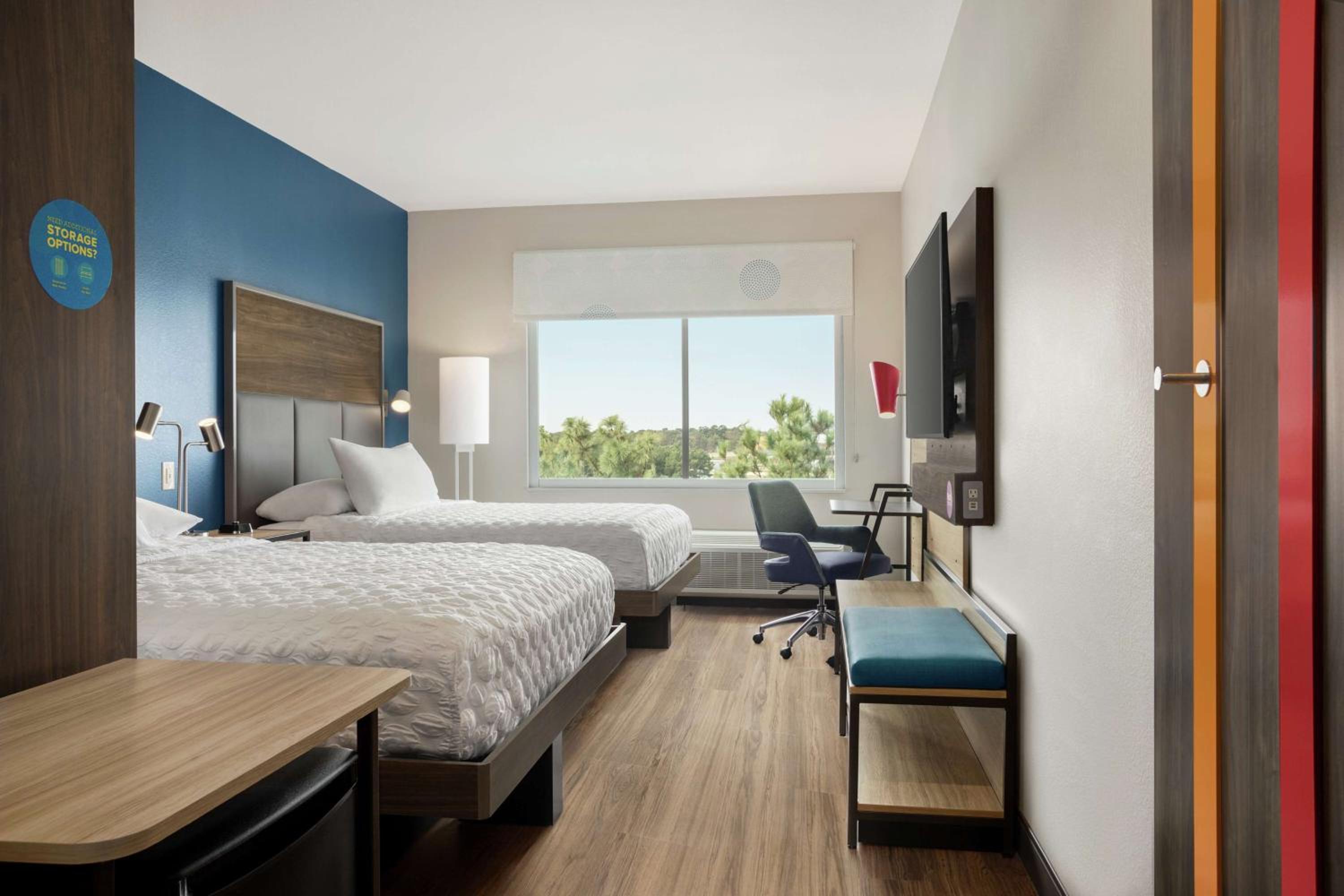 Queen Room with Two Queen Beds - Photo 3