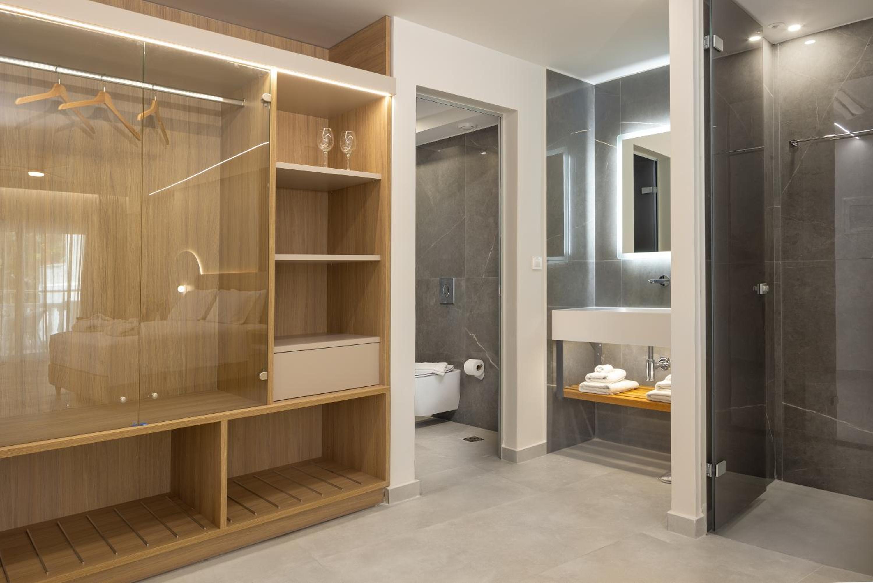 Junior Suite with Balcony - Photo 2