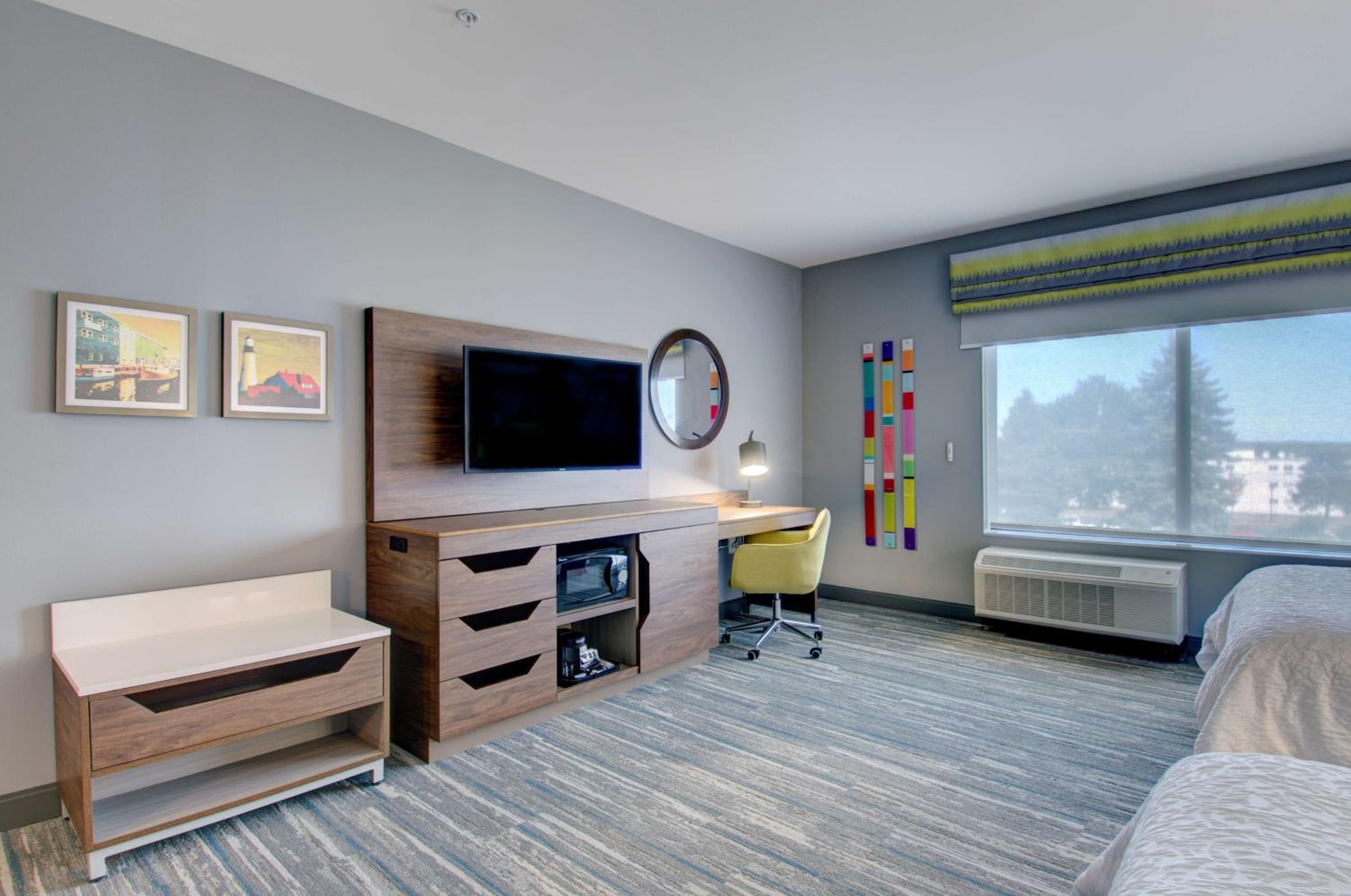 Queen Room with Two Queen Beds - Photo 8