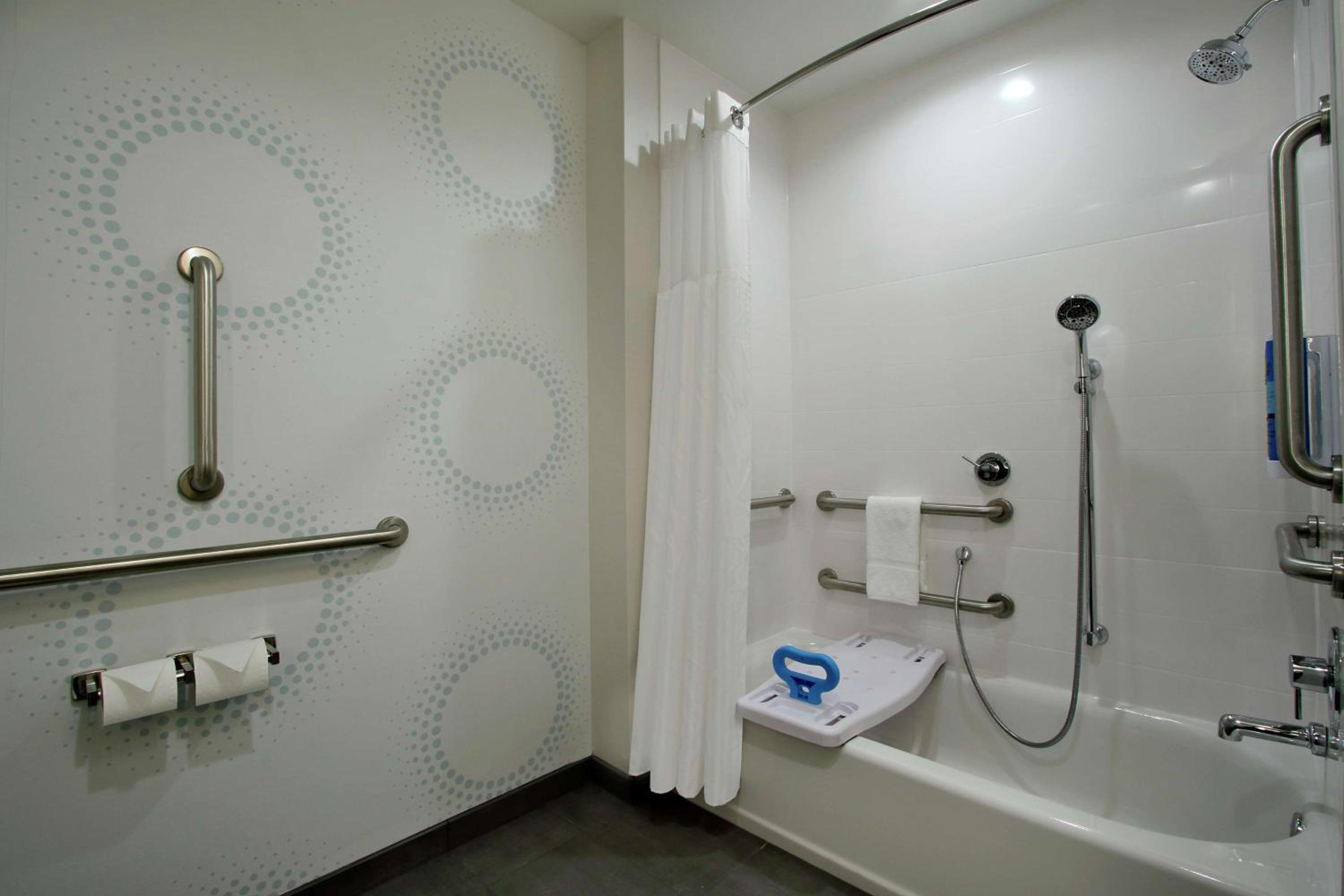 King Room with Accessible Tub - Mobility Access - Photo 3