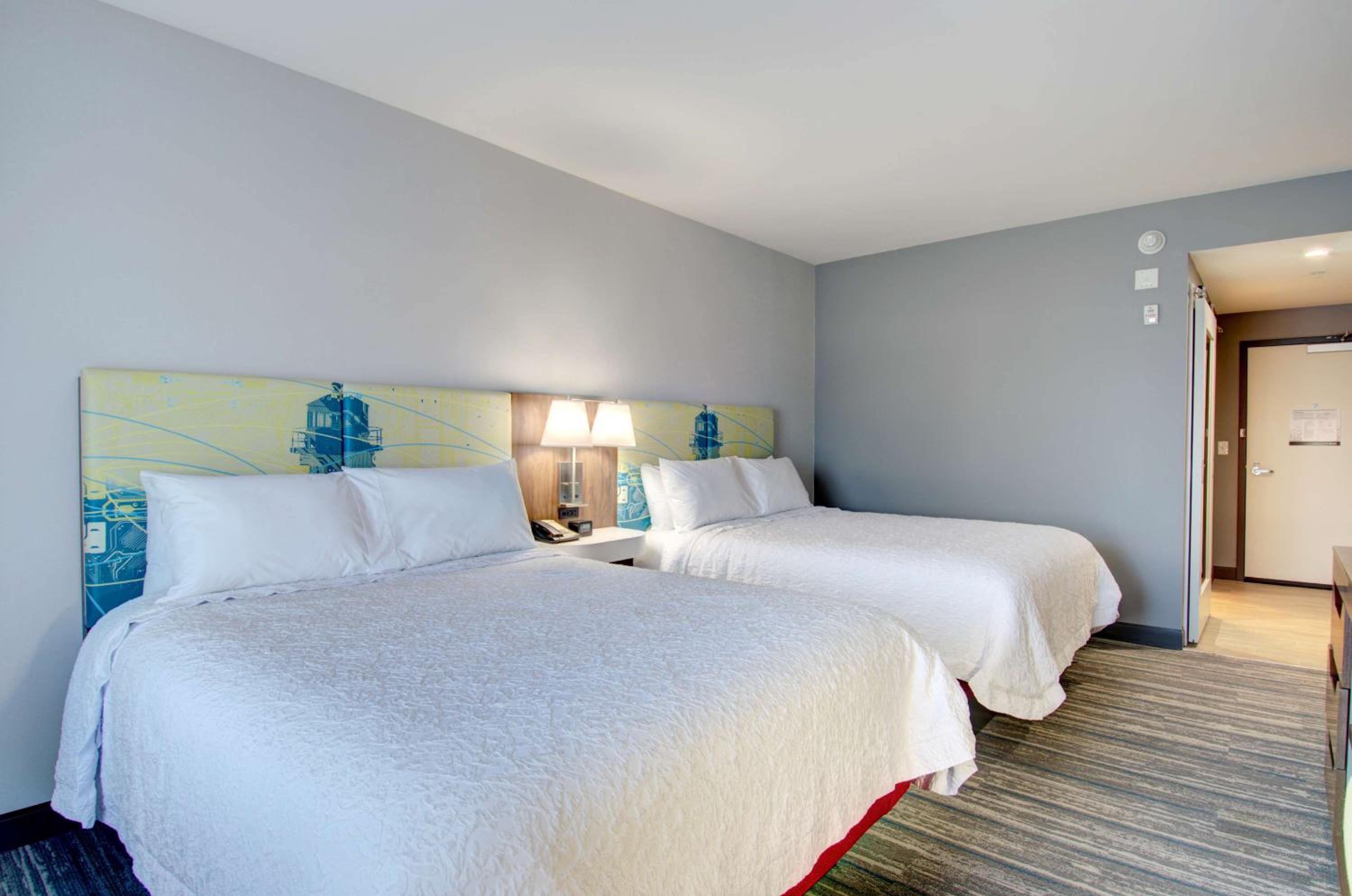 Queen Room with Two Queen Beds - Photo 9