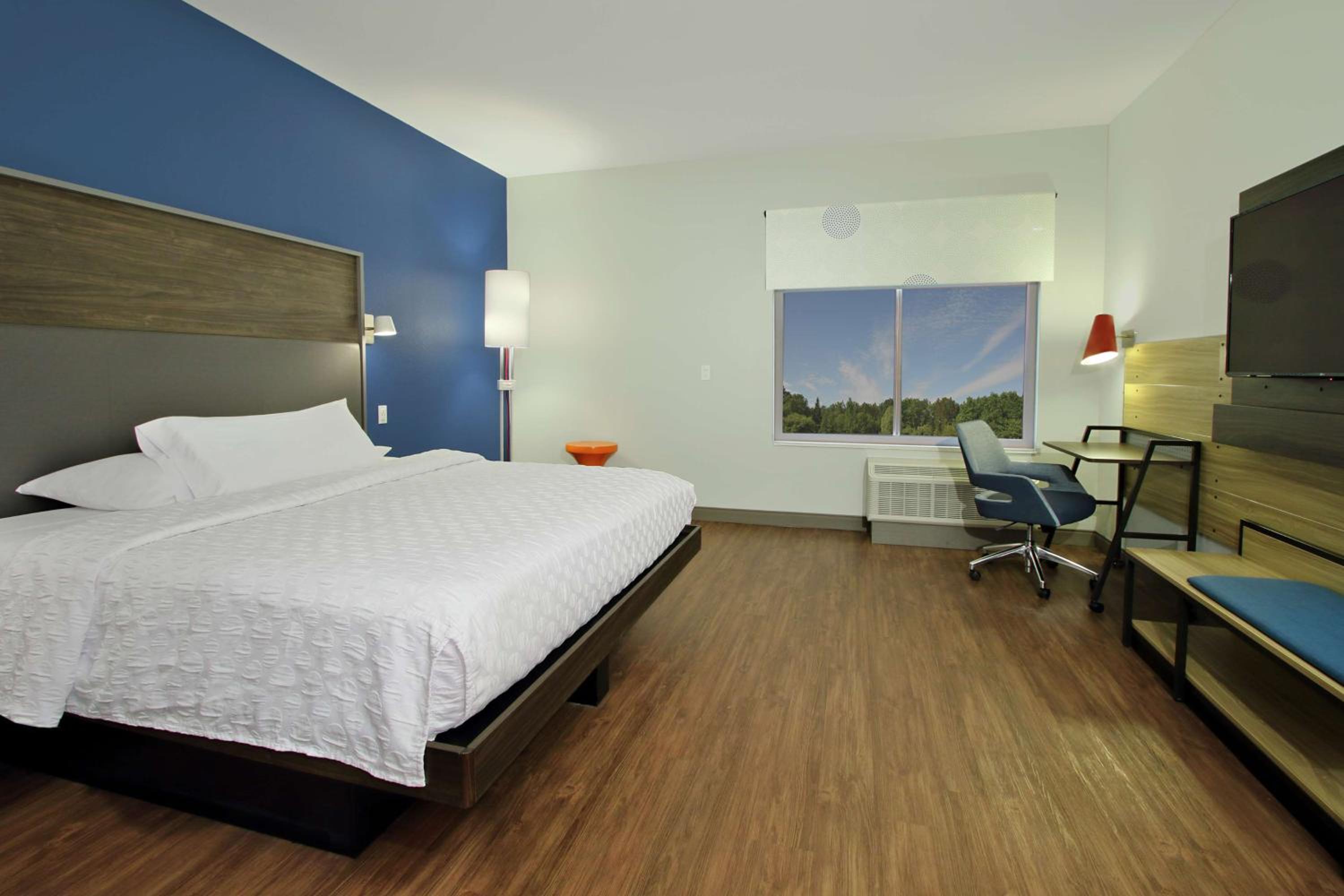 King Room with Accessible Tub - Mobility Access - Photo 2