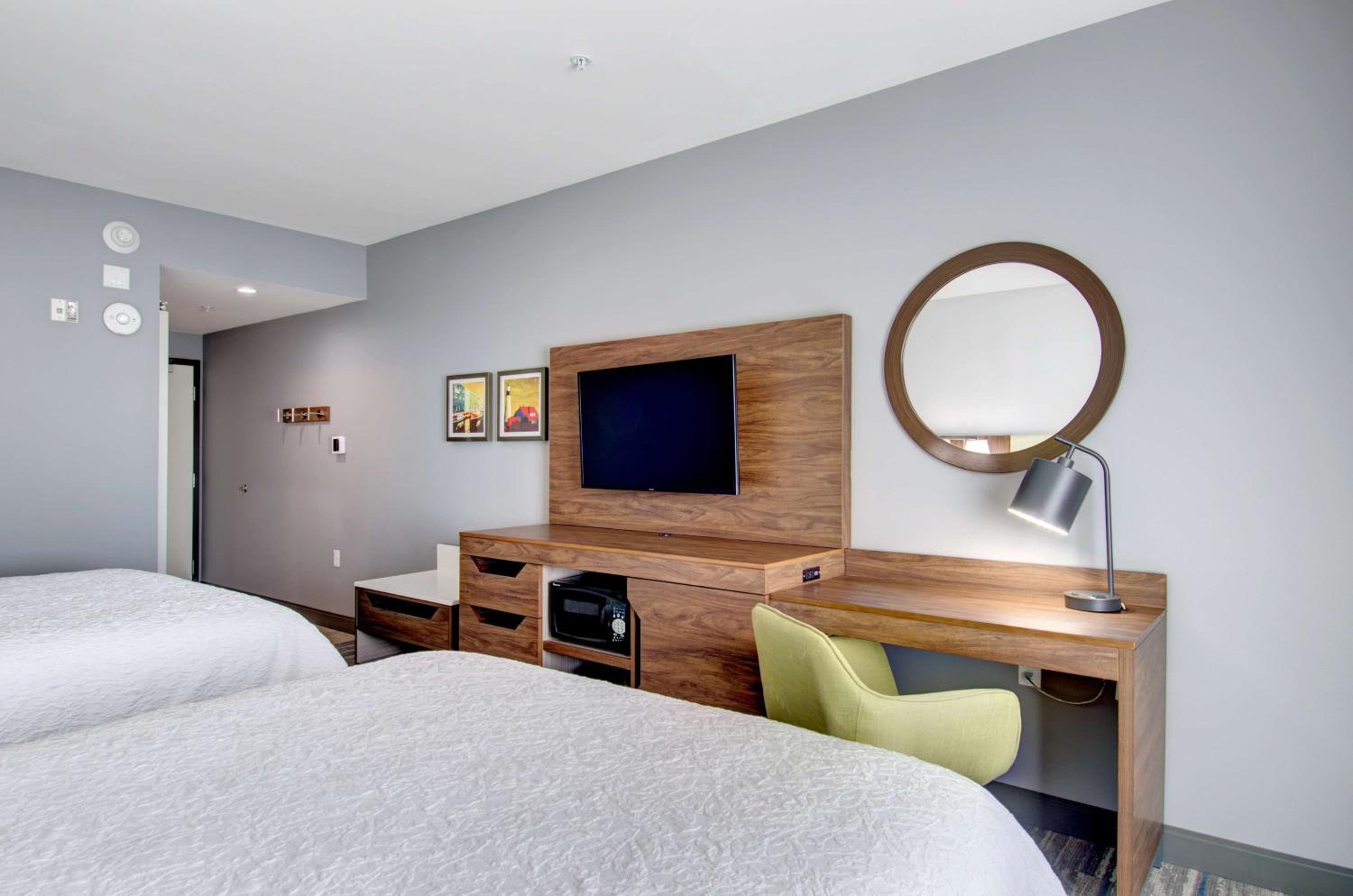 Queen Room with Two Queen Beds - Photo 17