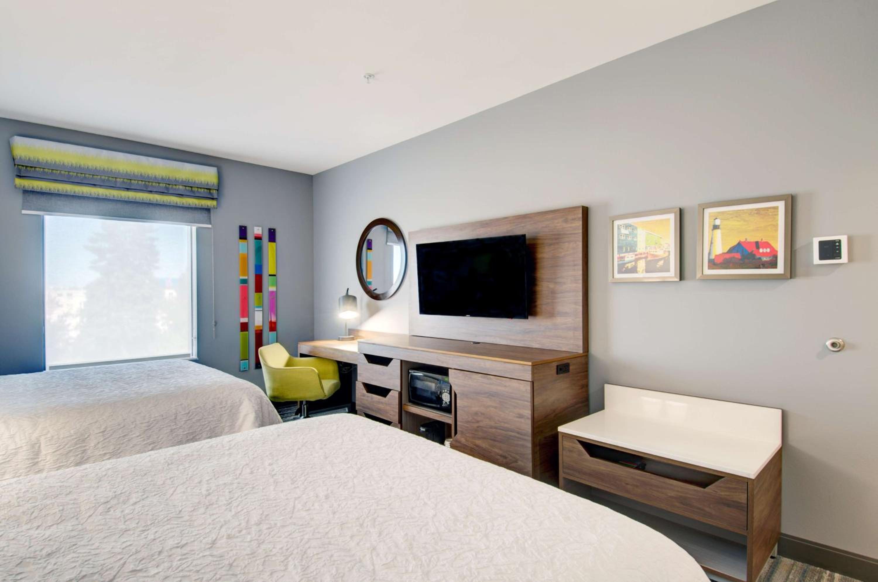 Queen Room with Two Queen Beds - Photo 12