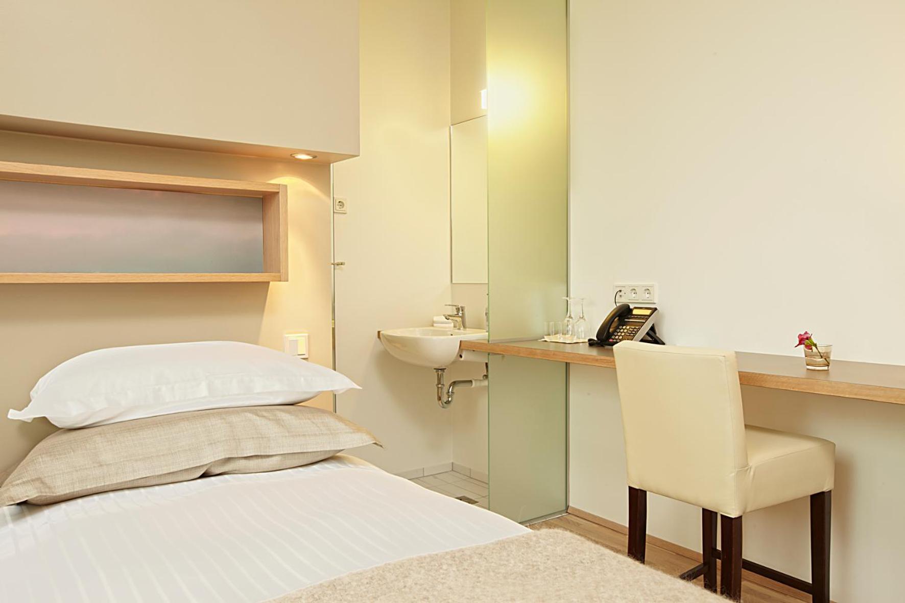 Twin Room - Photo 3