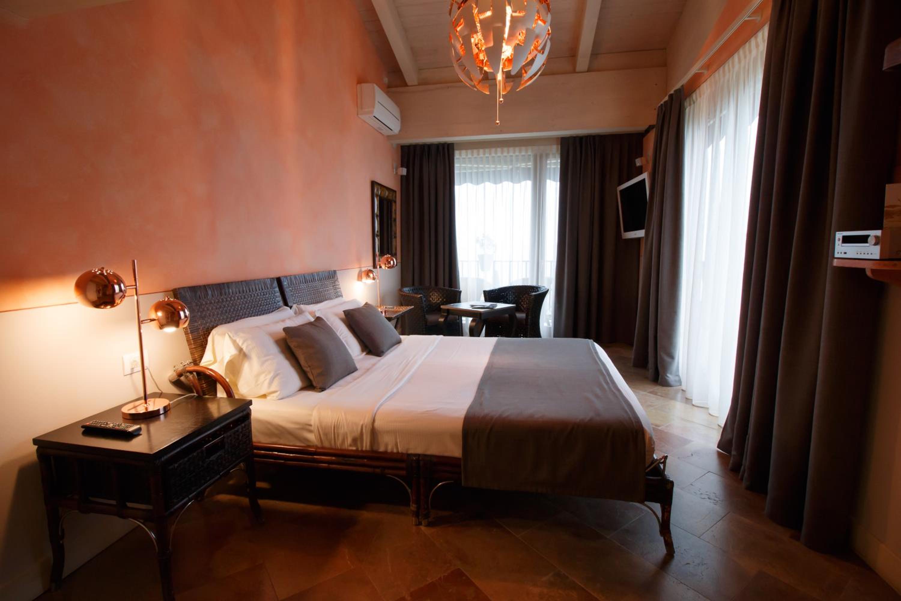 Deluxe Double Room with Lake View - Photo 10