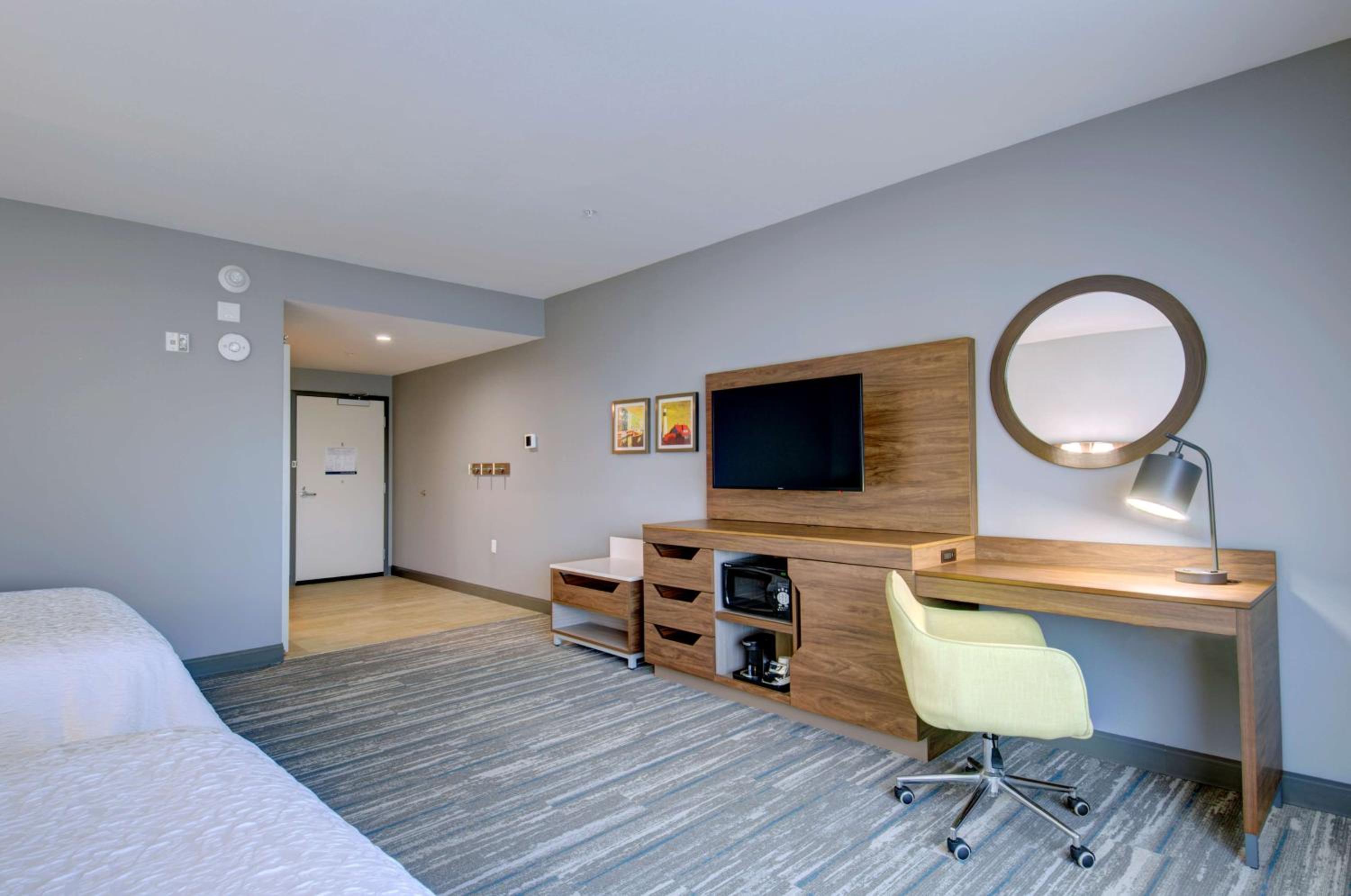 Queen Room with Two Queen Beds - Photo 15
