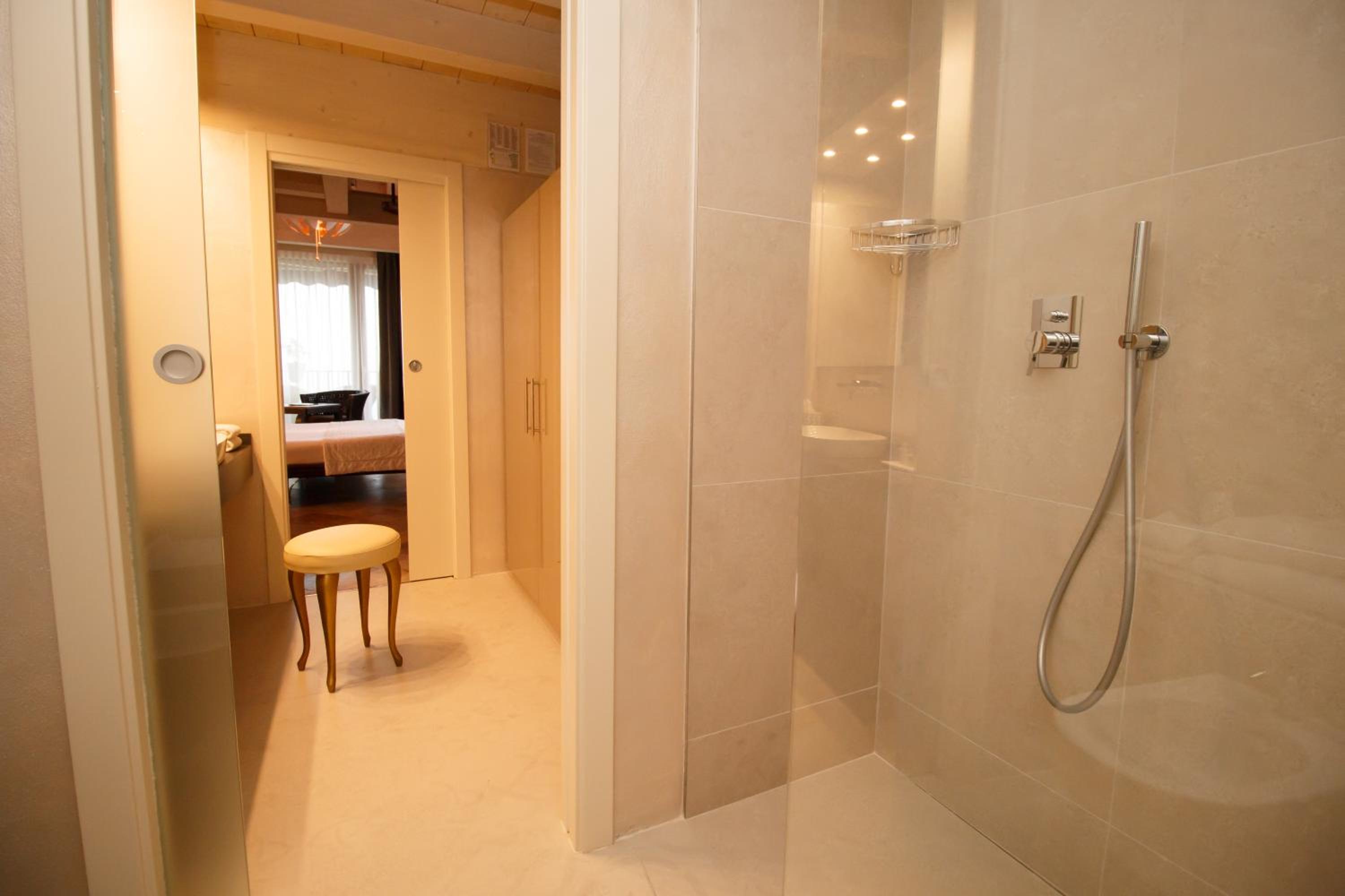 Deluxe Double Room with Lake View - Photo 7