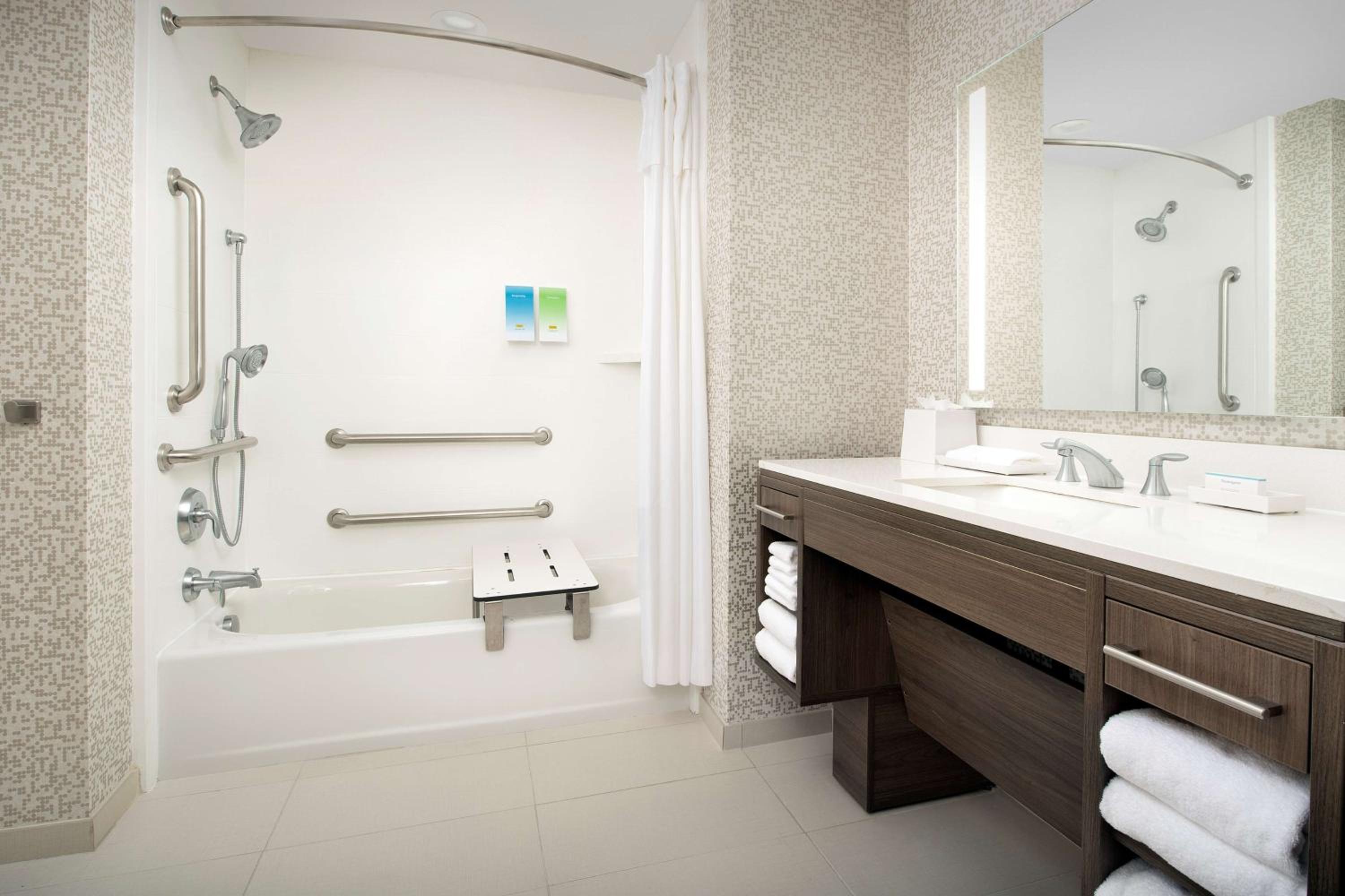 Queen Studio with Two Queen Beds - Mobility Access/Non-Smoking - Photo 4