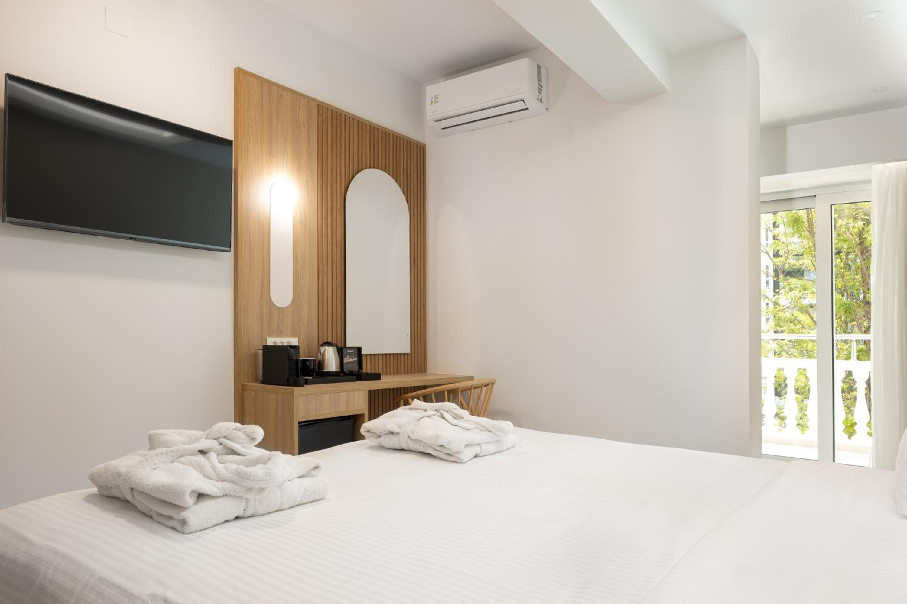 Standard Double or Twin Room with Balcony thumbnail 5